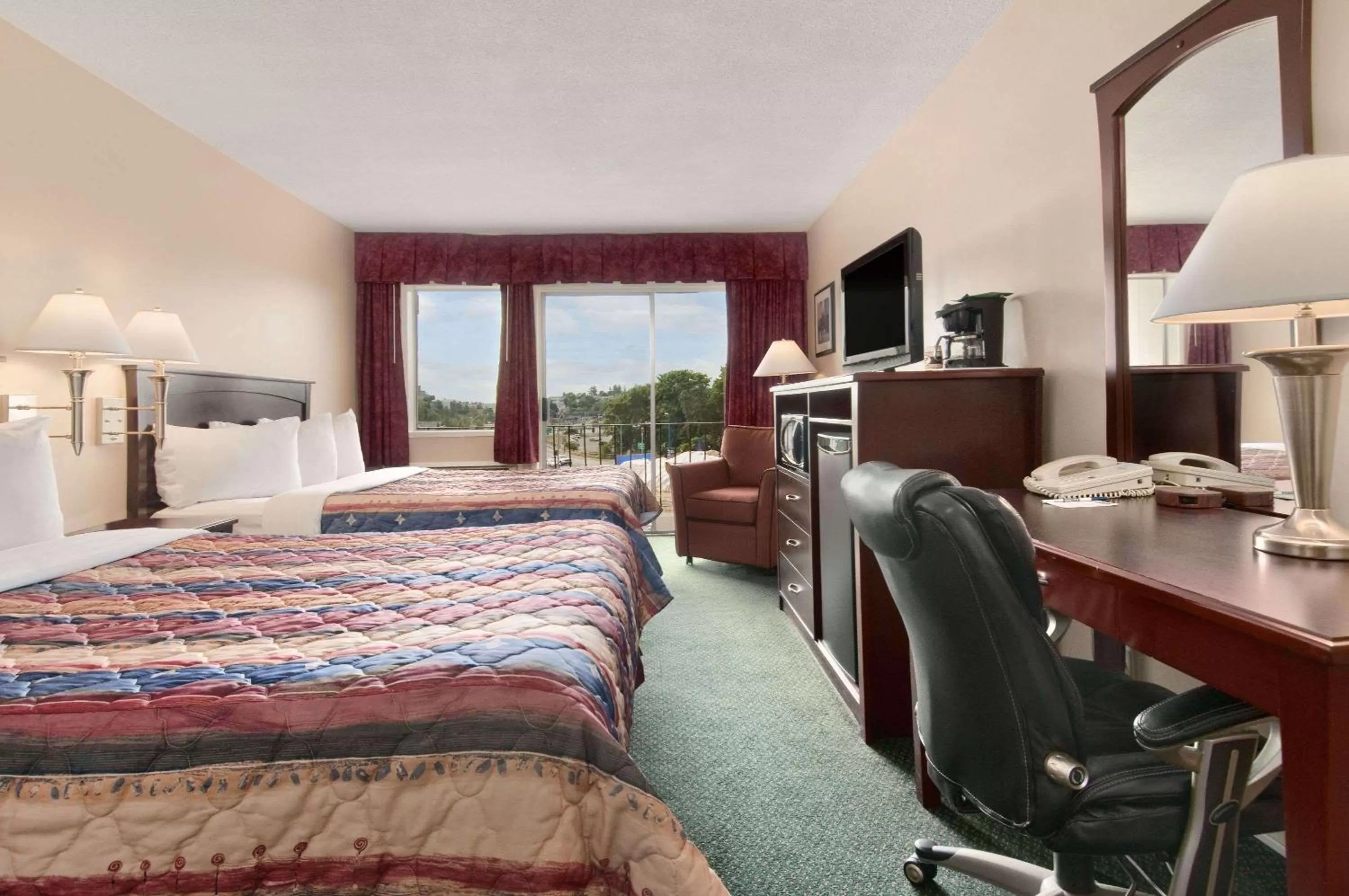 Photo of the whole room, Bed in Travelodge by Wyndham Nanaimo