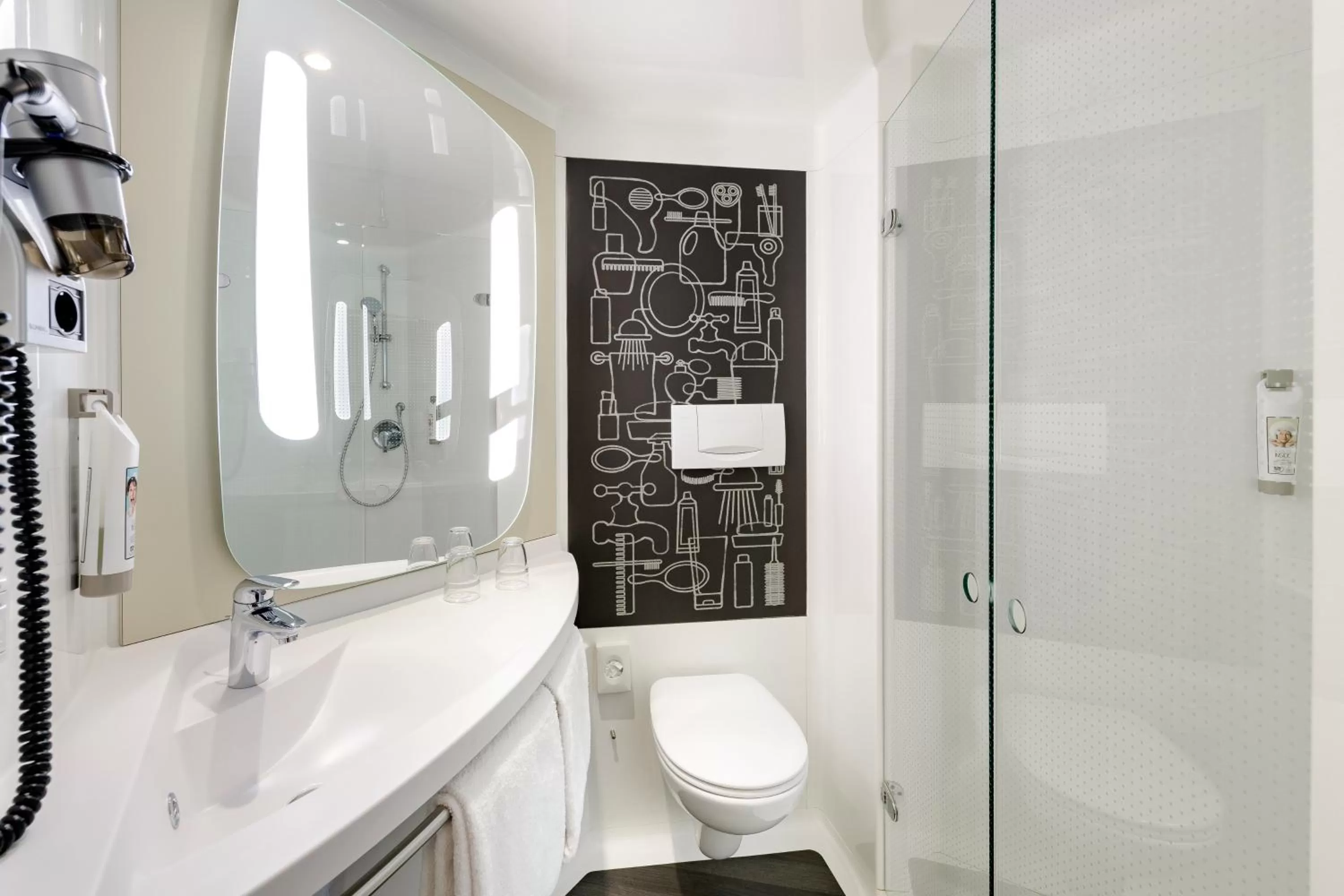 Shower in ibis Glasgow City Centre – Sauchiehall St