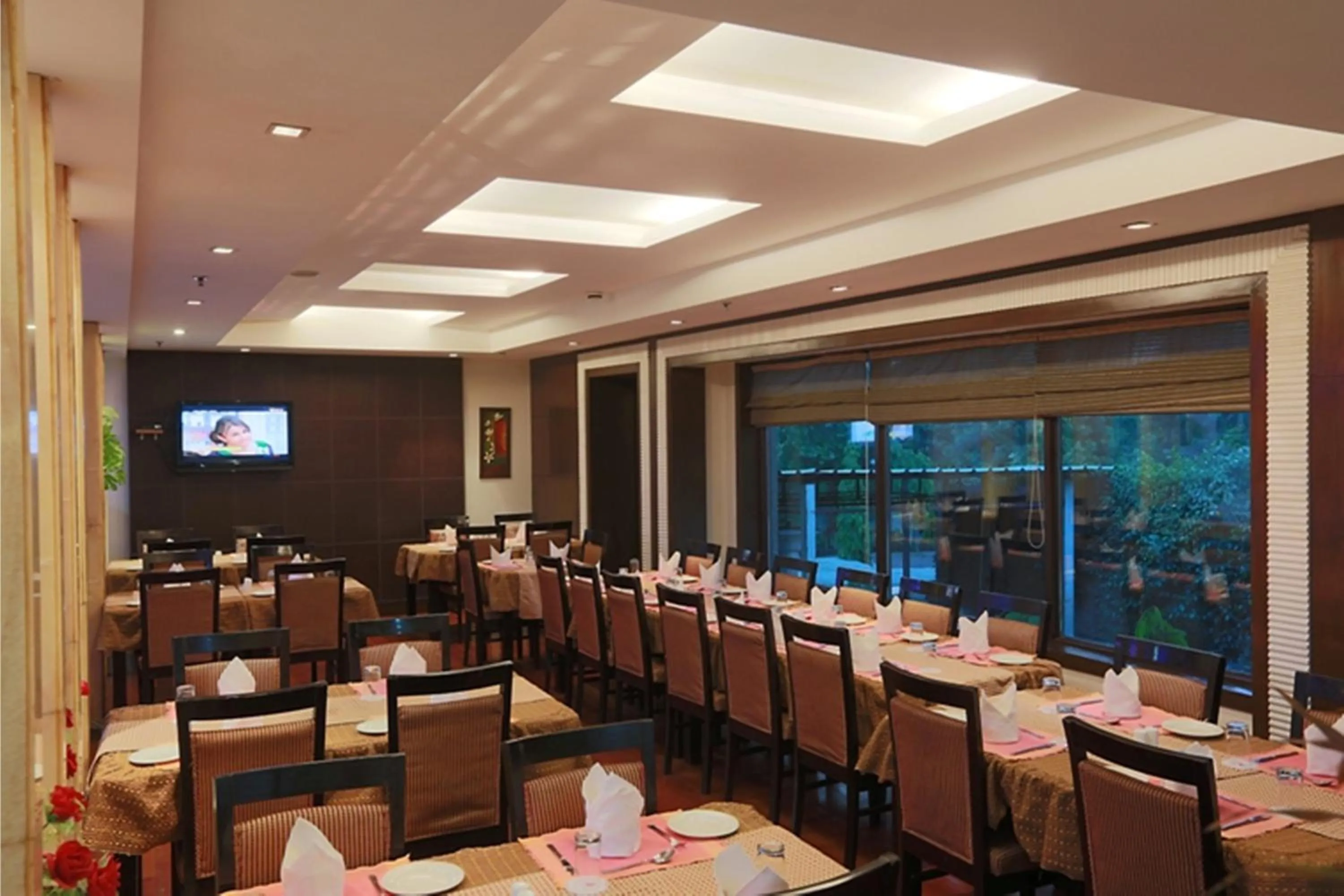 Restaurant/places to eat in Hotel Airport Residency