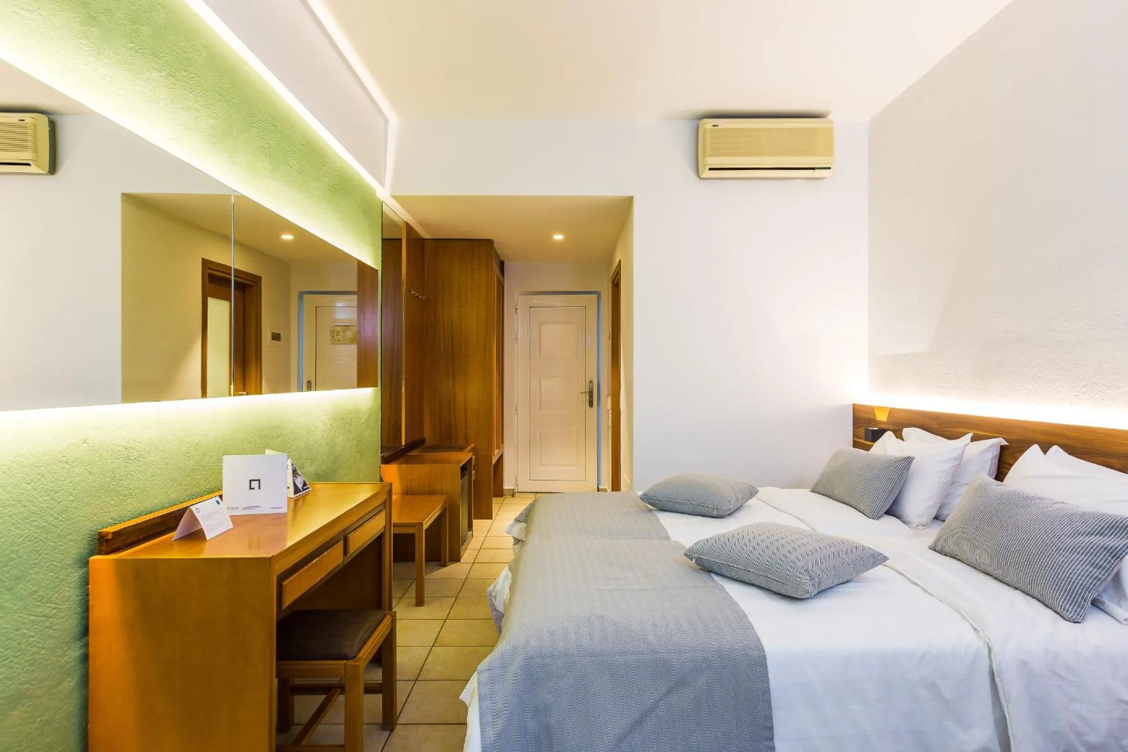 Photo of the whole room, Bed in Atrium Ambiance Hotel