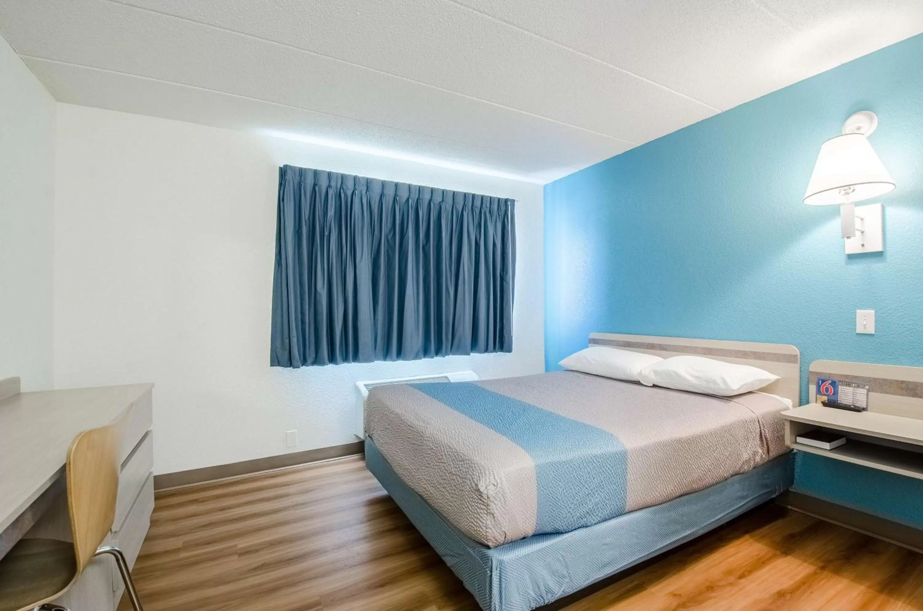 Bedroom, Bed in Motel 6-Big Springs, NE