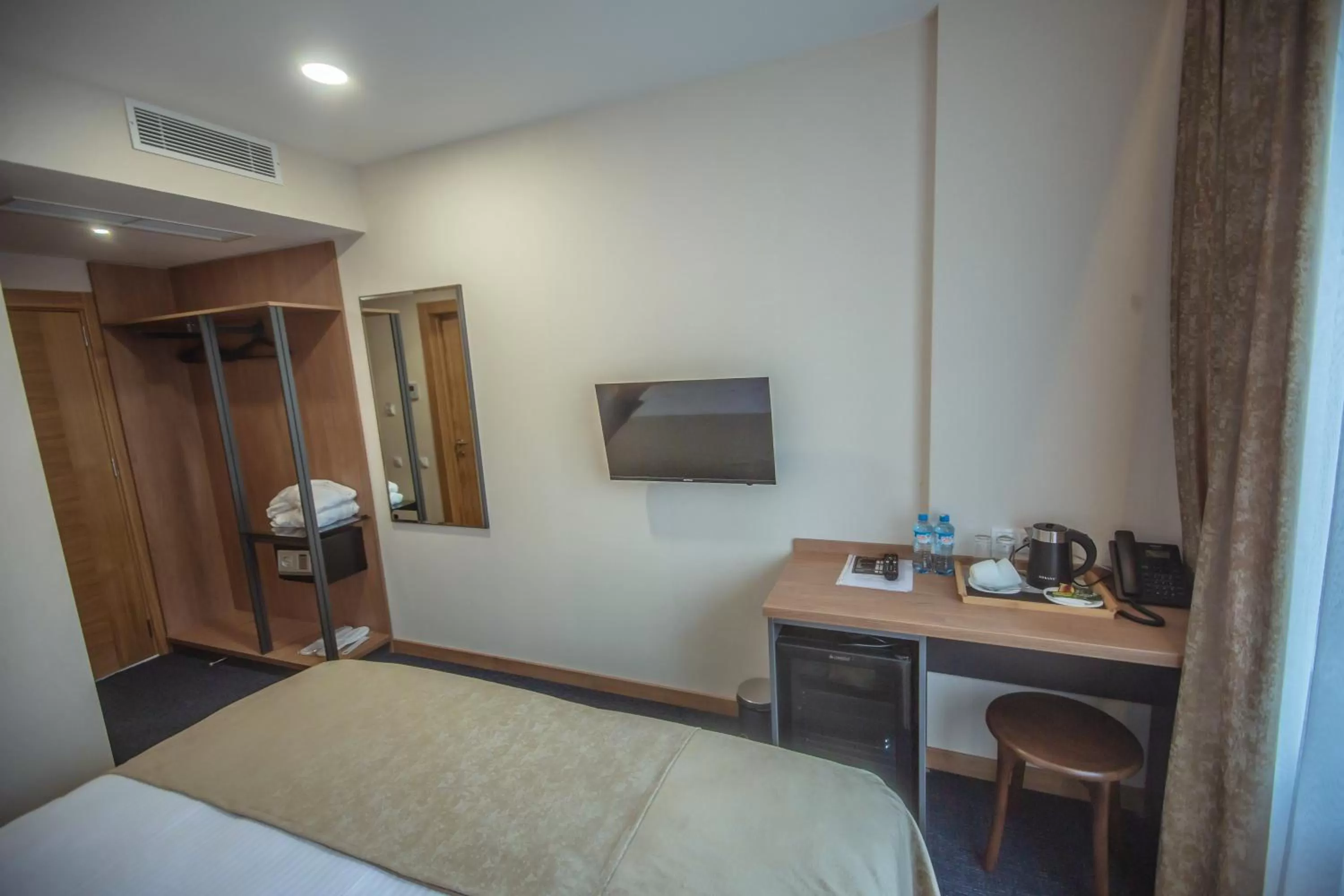 Bed, TV/Entertainment Center in Hotel Banovani