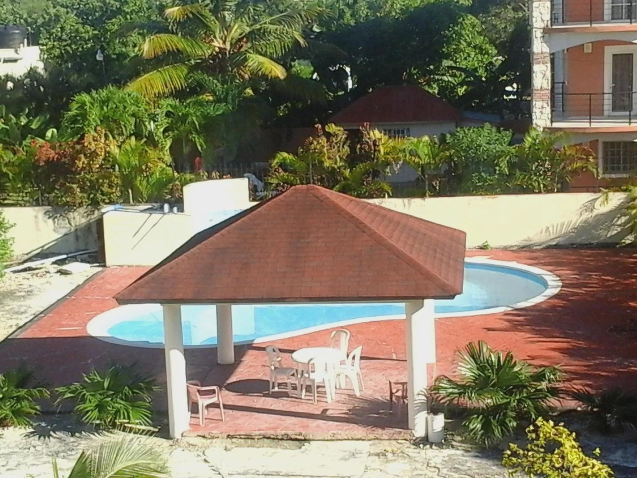 Pool view in Nely y Pietro share apartment