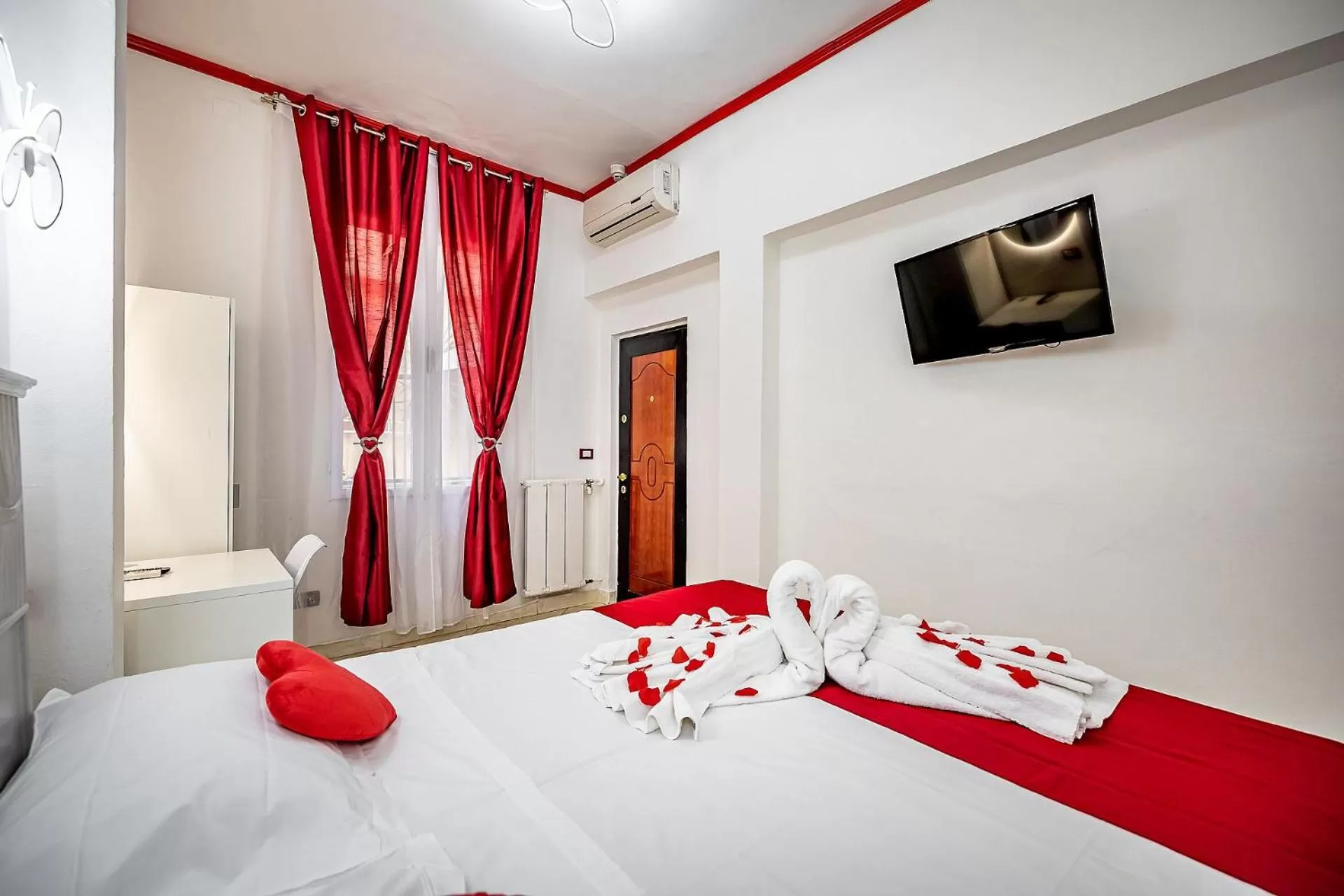Bedroom, Bed in HOTEL VENETO con accesso ZTL