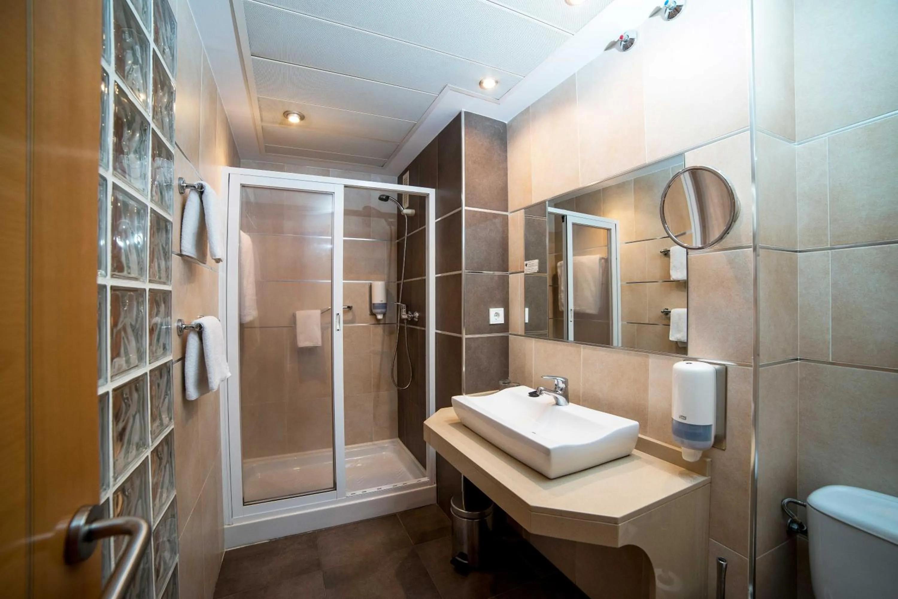 Bathroom in Hotel Serrano