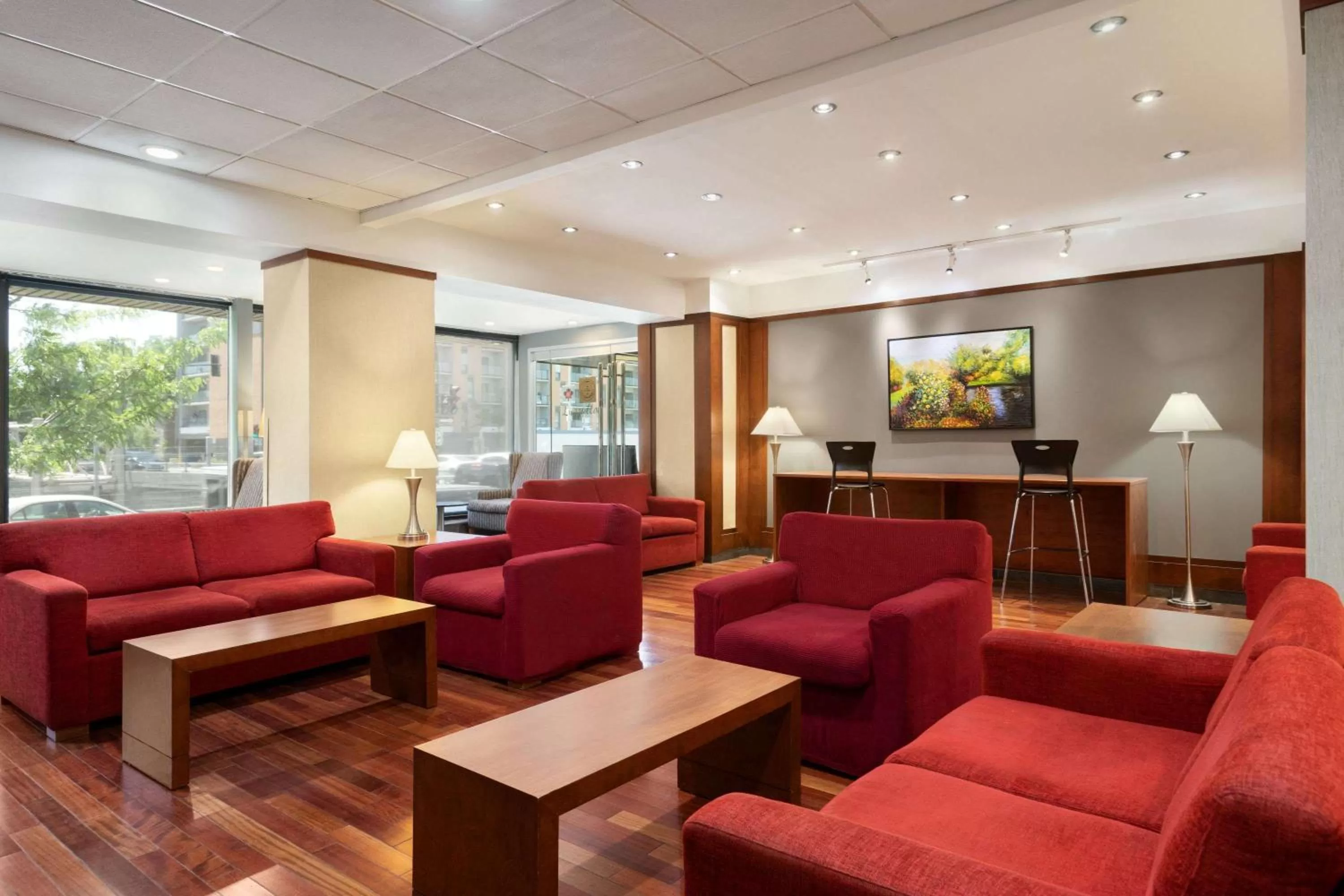 Lobby or reception in Ramada Plaza by Wyndham Montreal