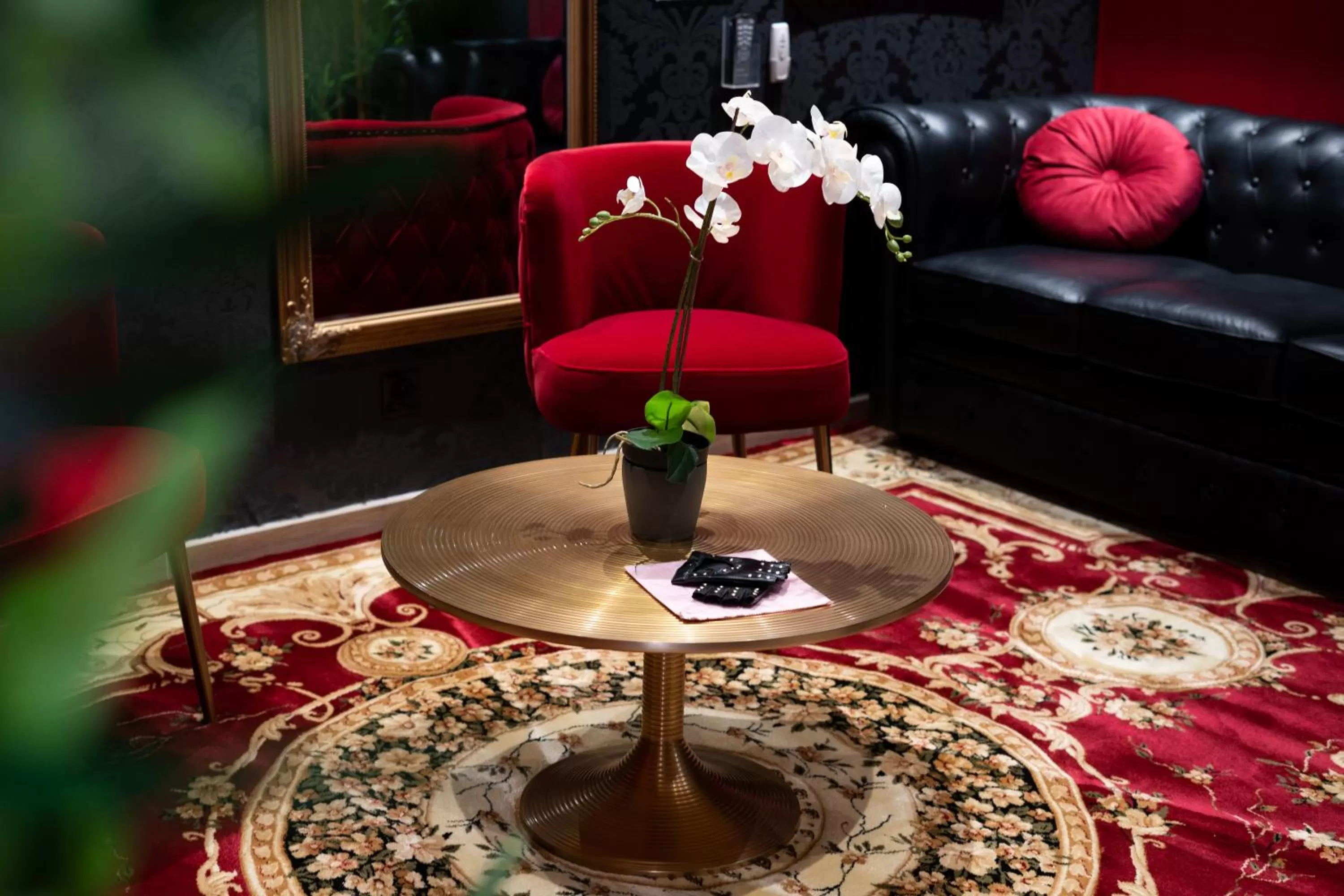 Living room in Capsule Secret - Jacuzzi - Netflix & Home cinéma - Jeux de couple - Barre de pole dance