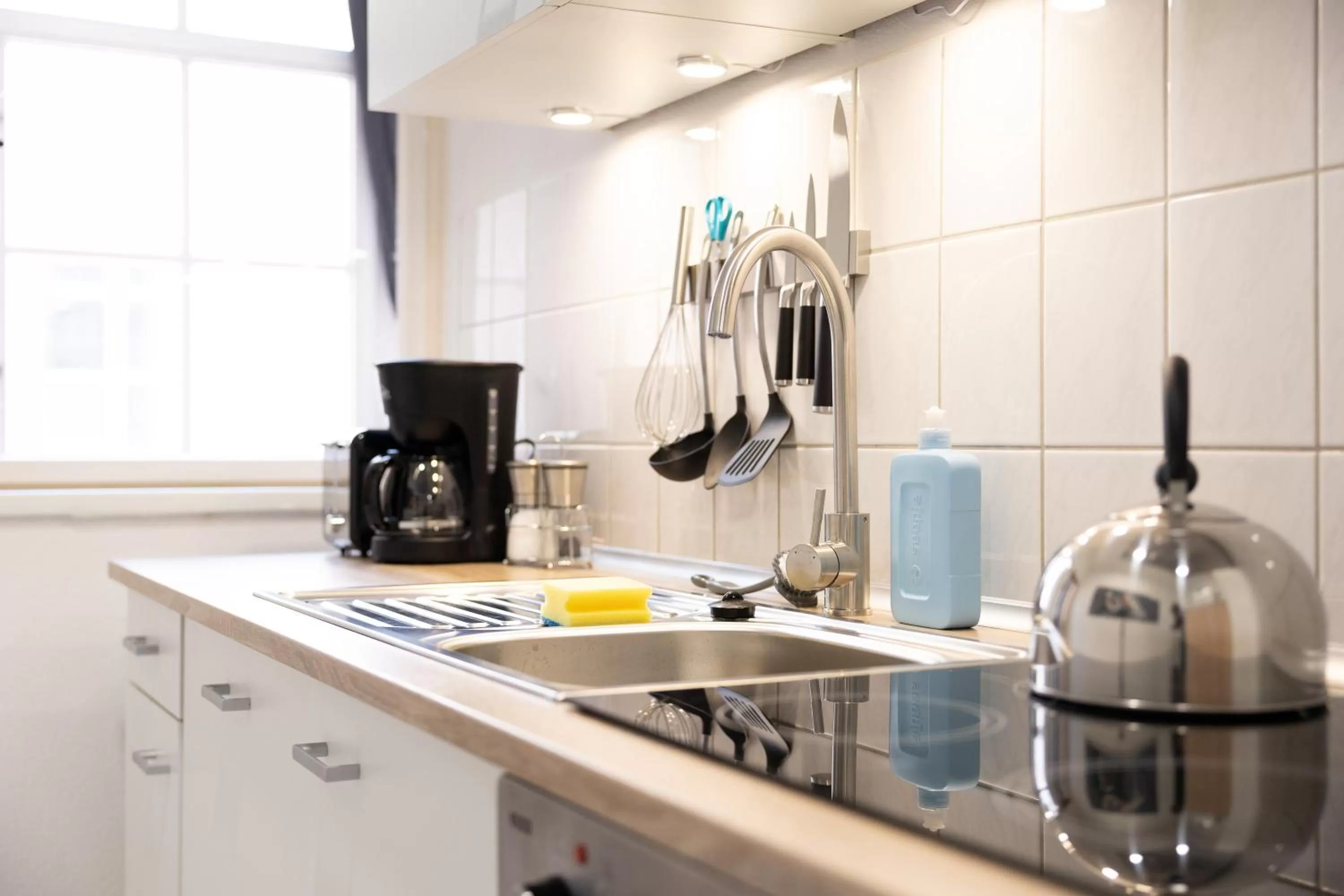 Coffee/tea facilities, Kitchen/Kitchenette in Ko-Living Space an der Oper - Street Art Design Apartments