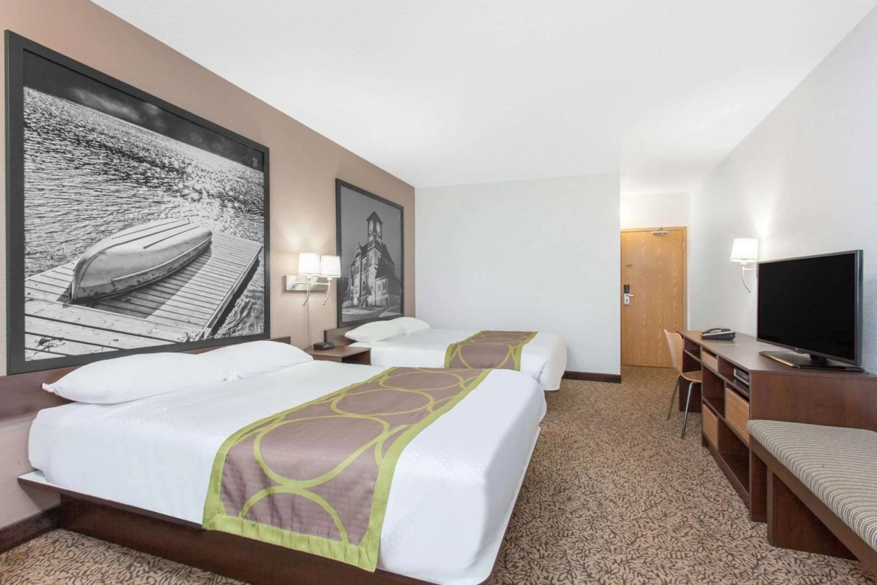 Photo of the whole room, Bed in Super 8 by Wyndham Kenora