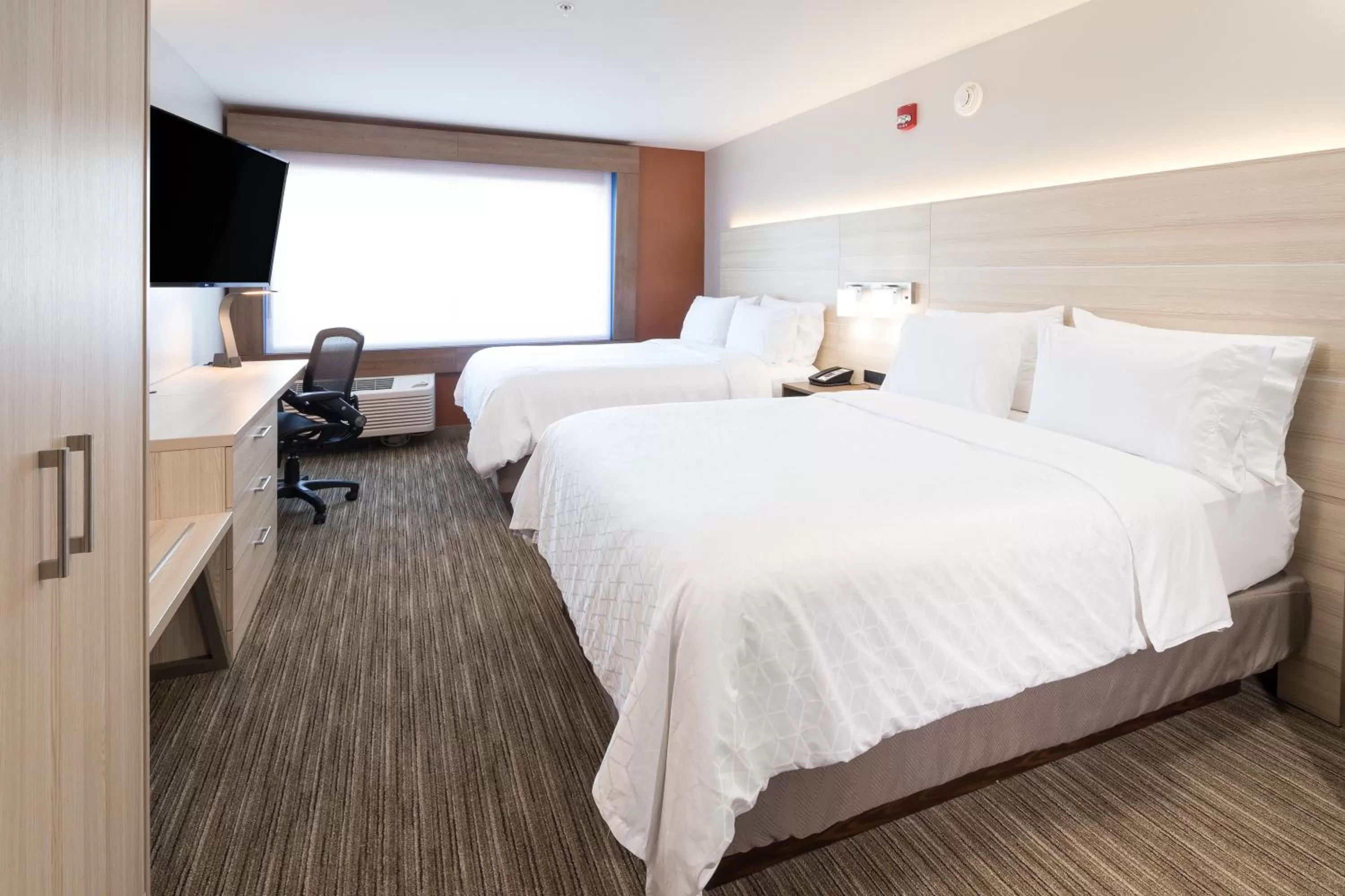 Photo of the whole room, Bed in Holiday Inn Express & Suites - Portage by IHG