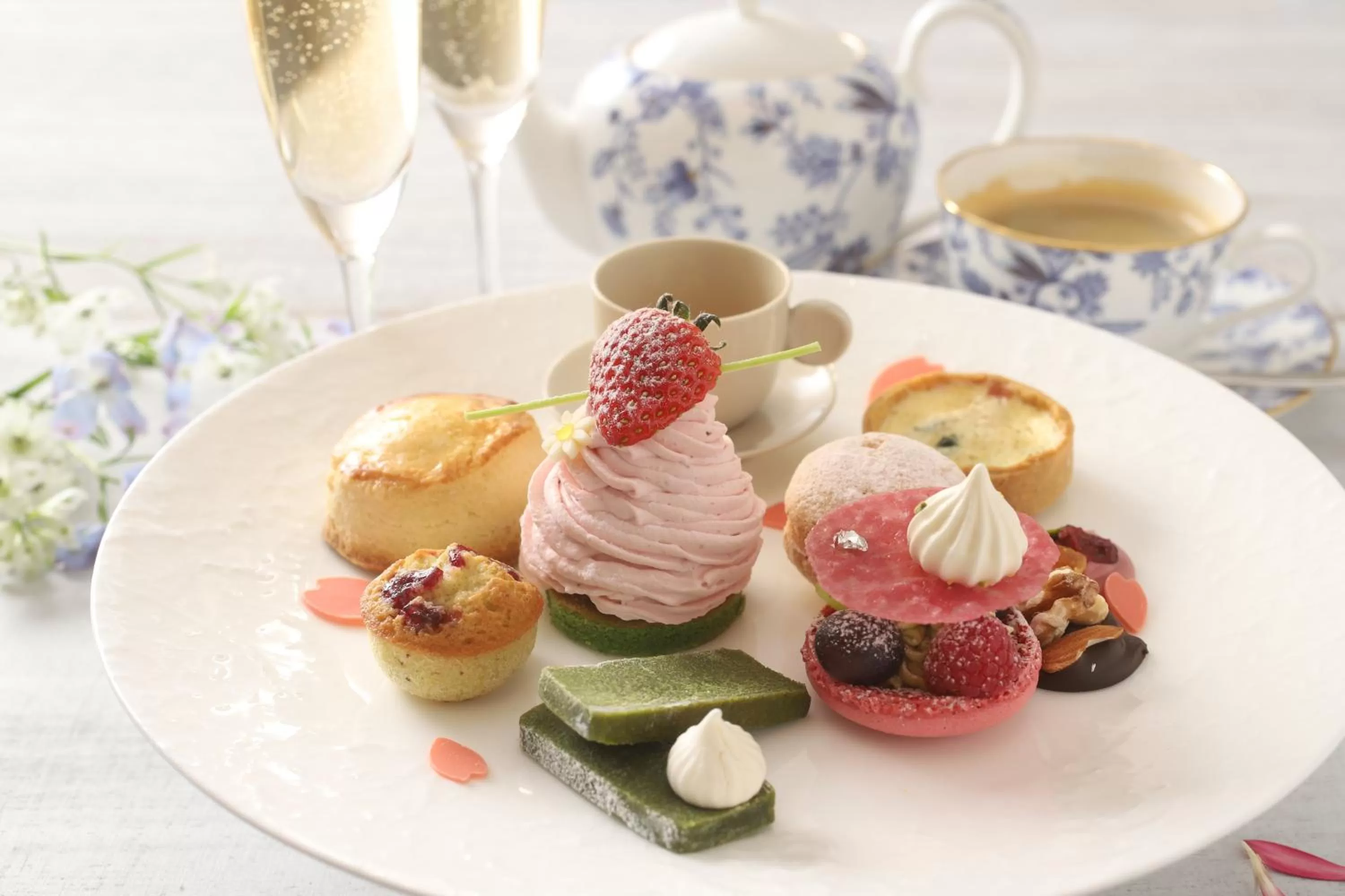 Lounge or bar in ANA Crowne Plaza Hotel Kushiro, an IHG Hotel