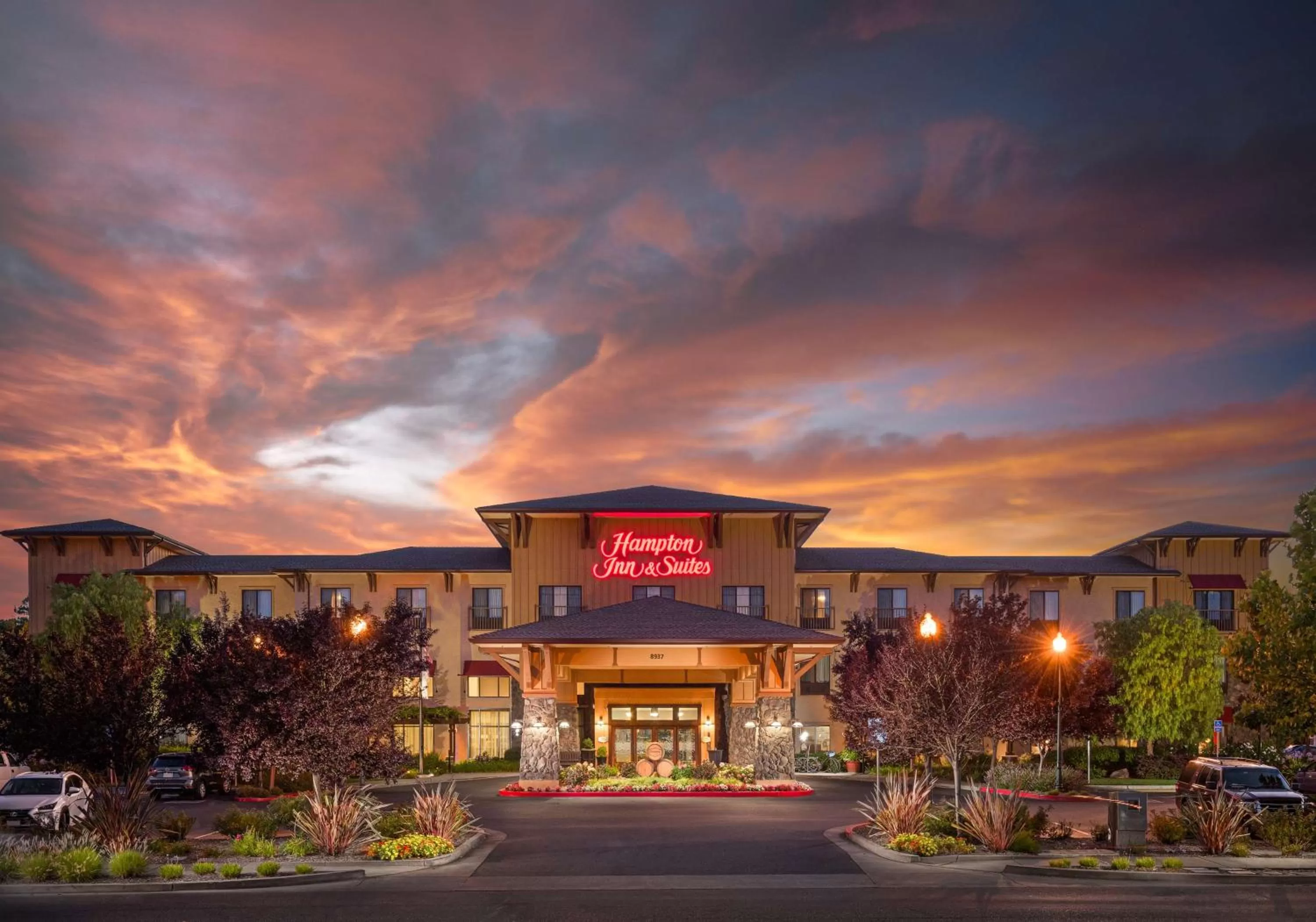 Property building in Hampton Inn & Suites Windsor-Sonoma Wine Country