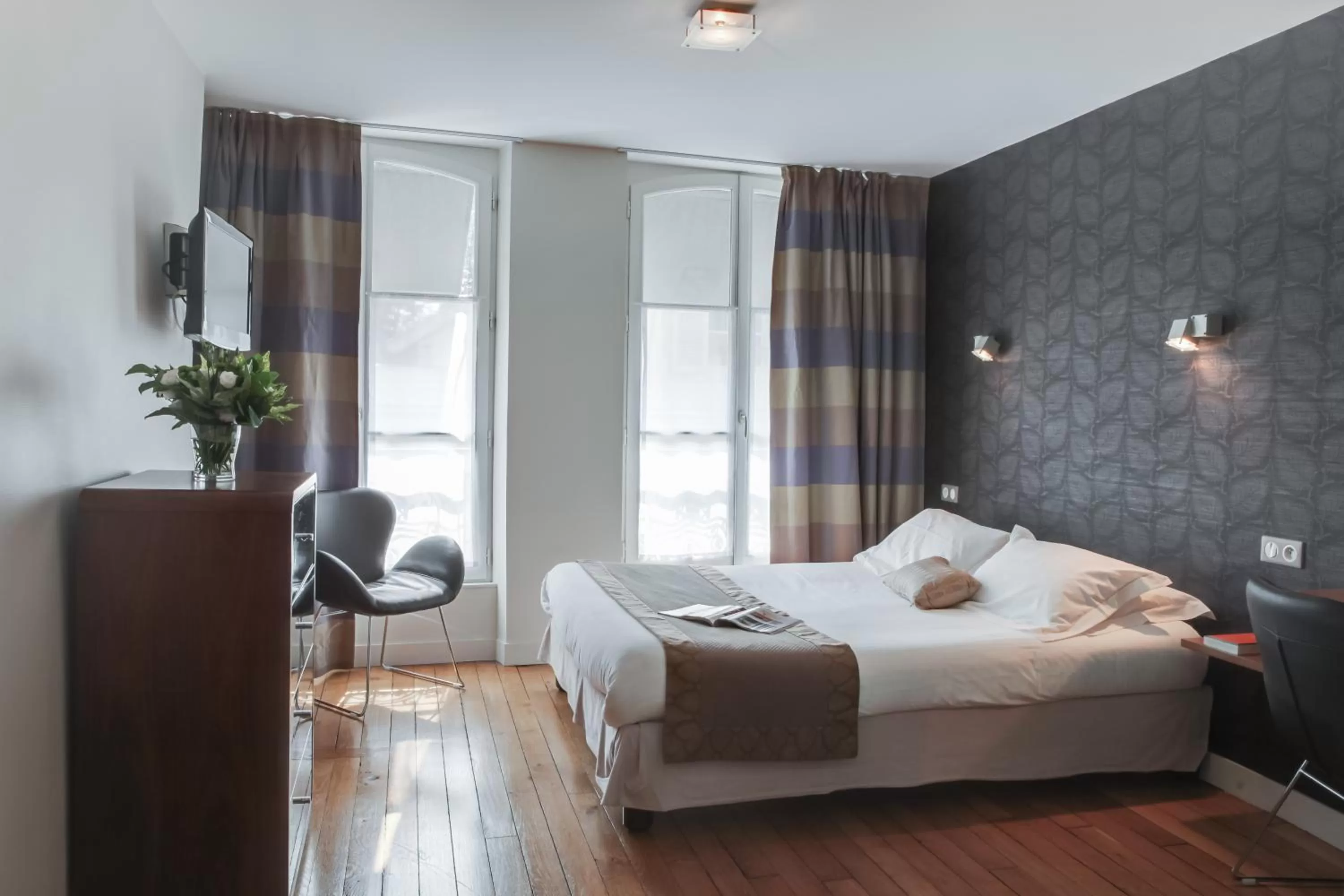 Bedroom, Bed in The Originals Boutique, Hôtel Victoria, Fontainebleau