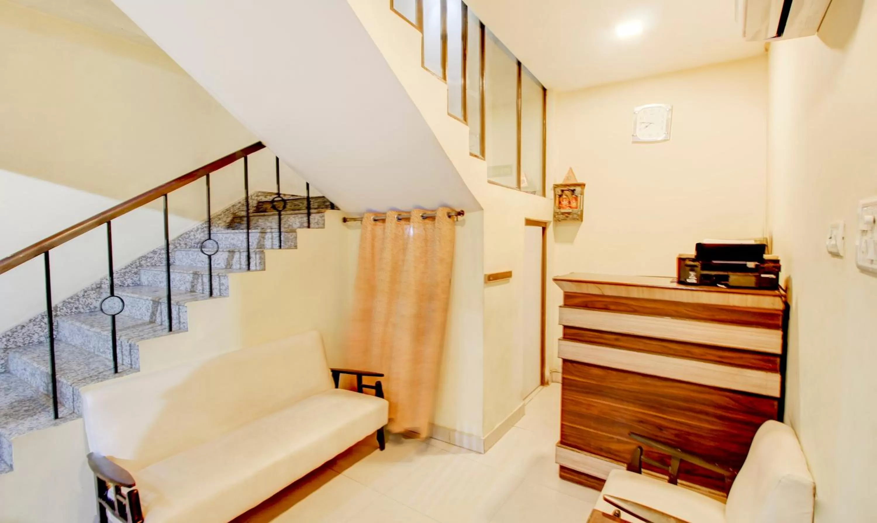 Lobby/Reception in Itsy By Treebo - Royal Monarch