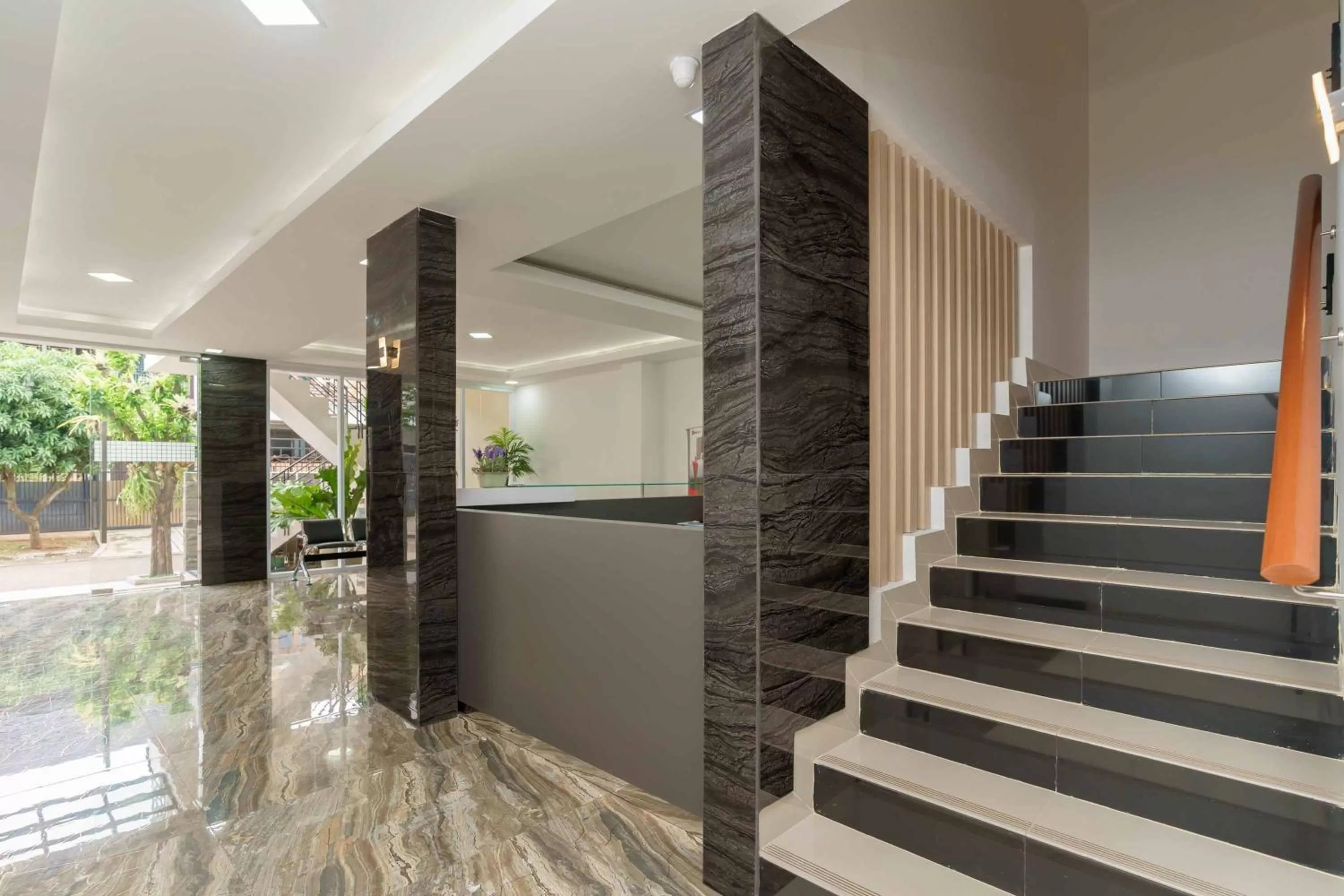 RedDoorz Plus near Eka Hospital BSD 5