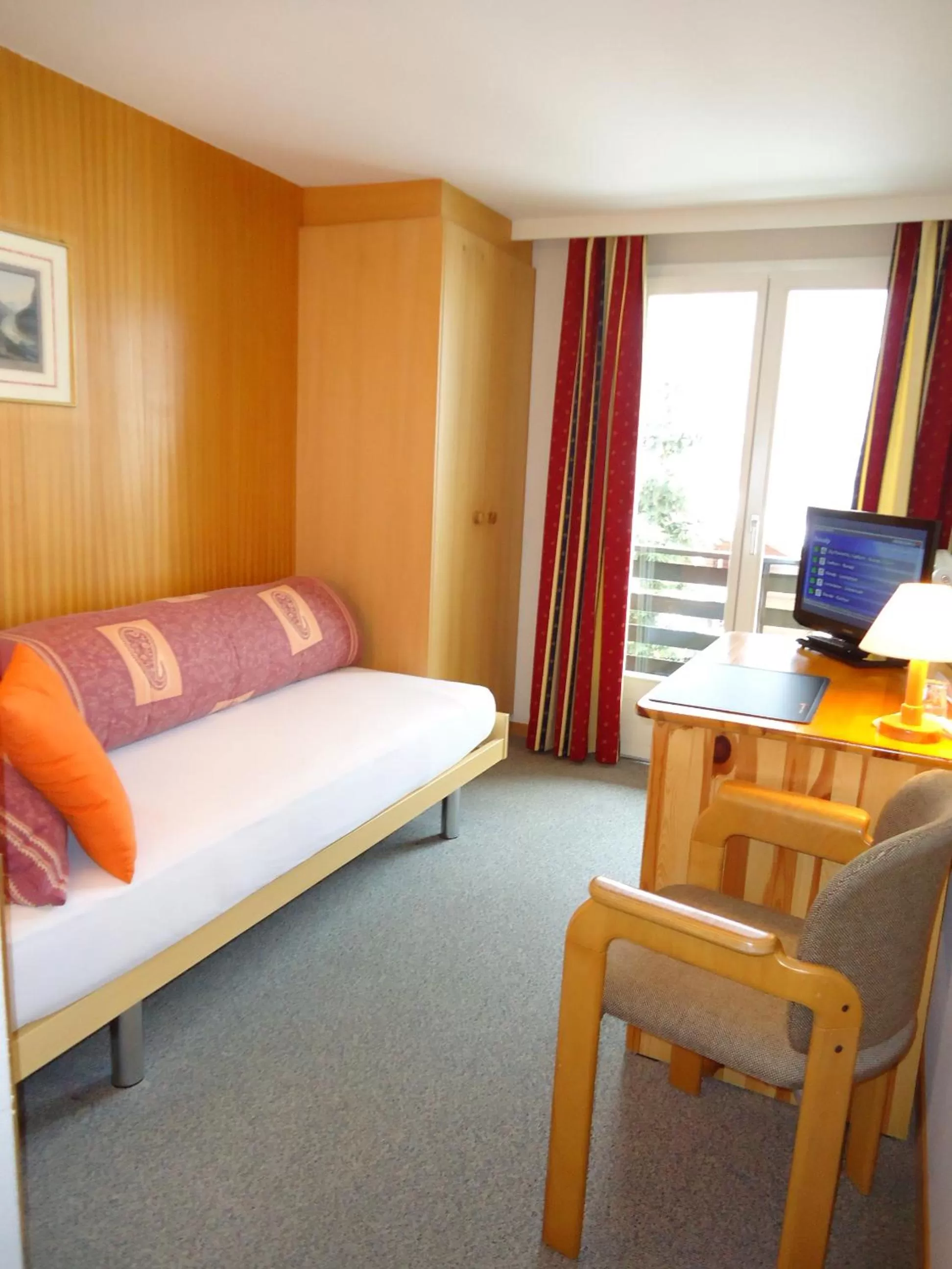 Photo of the whole room, Bed in Hotel Tschuggen