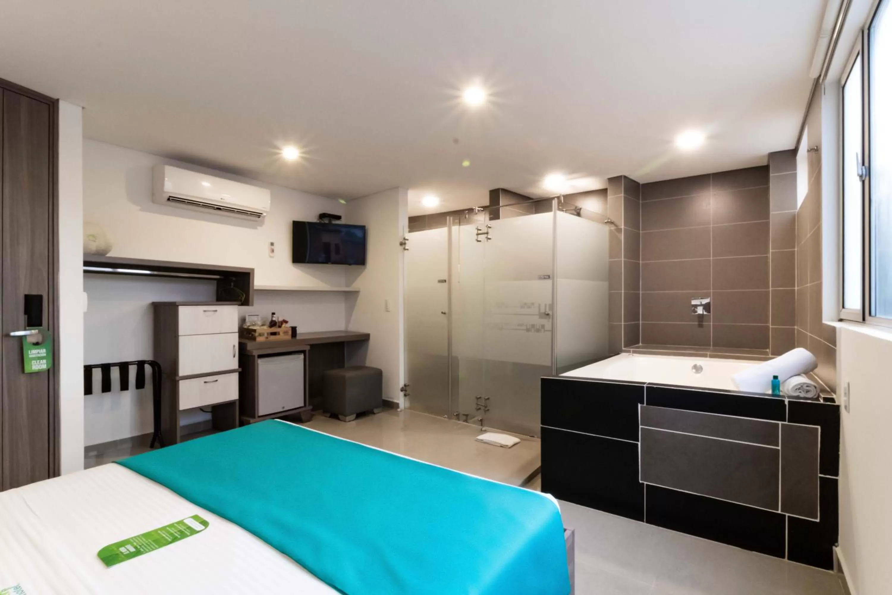 Photo of the whole room, Bed in Lleras Green Hotel