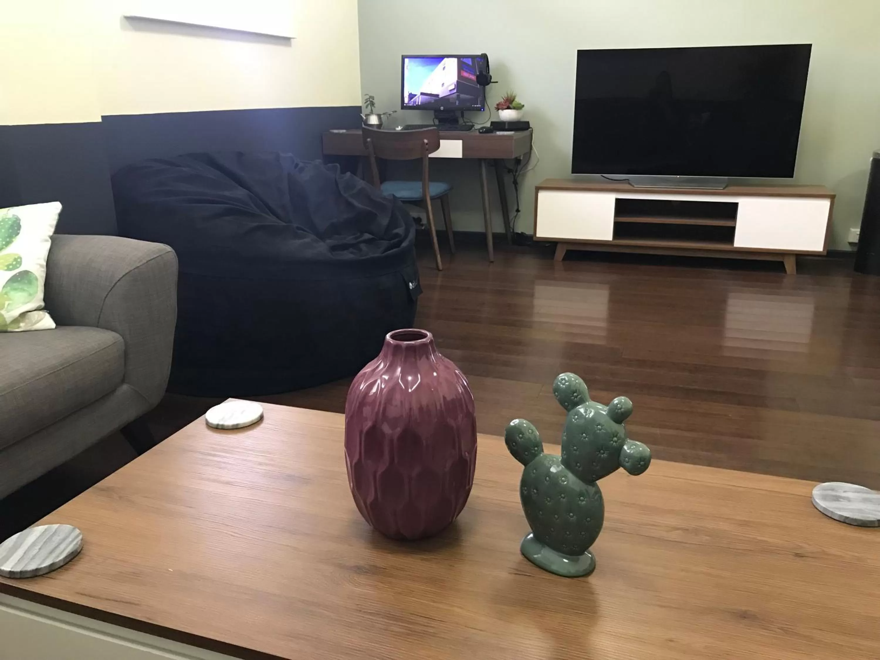 Communal lounge/ TV room in Miami Hotel Melbourne