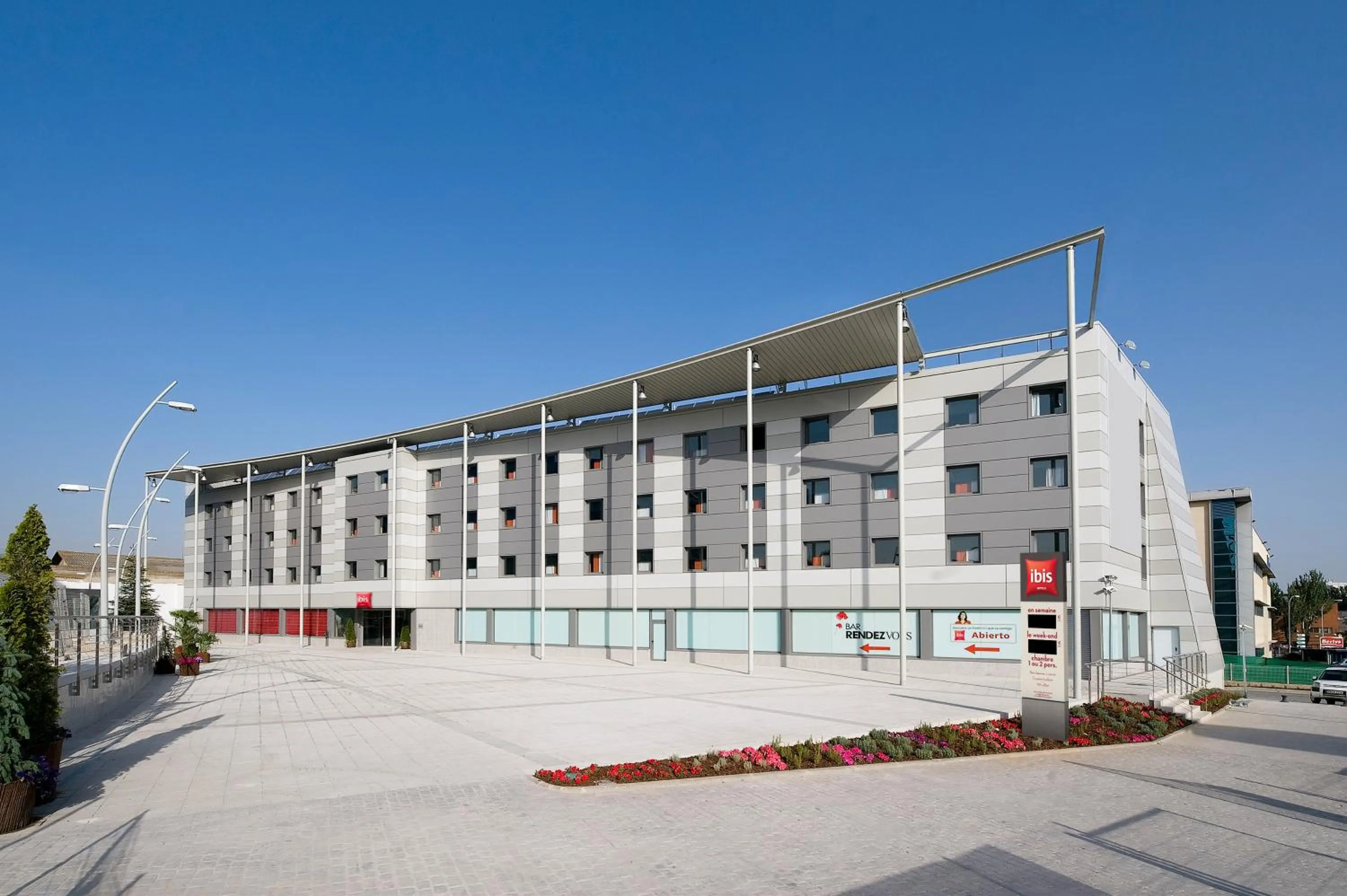 Facade/entrance in Ibis Madrid Alcobendas