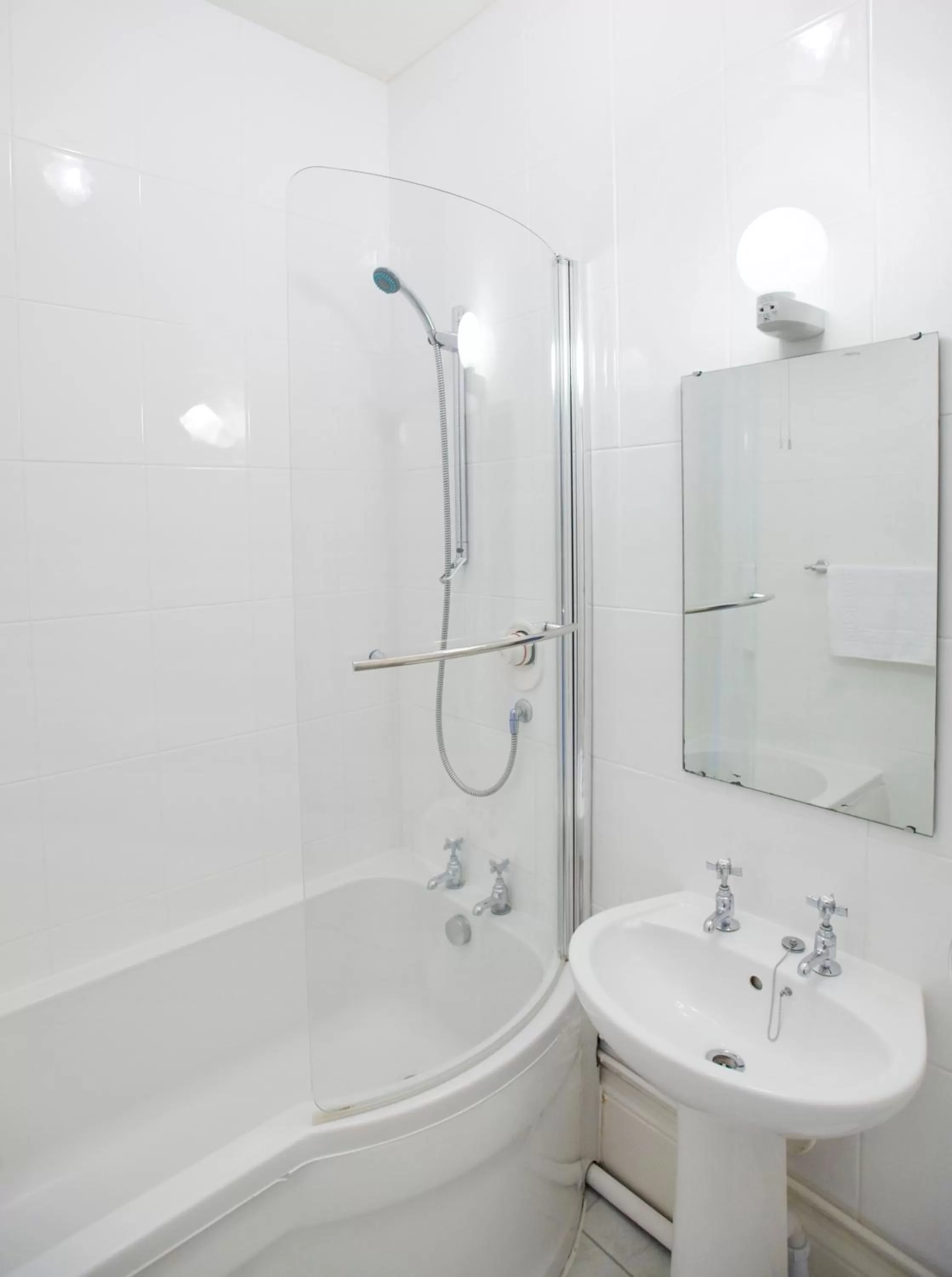 Bathroom in Bourne Hall Country Hotel