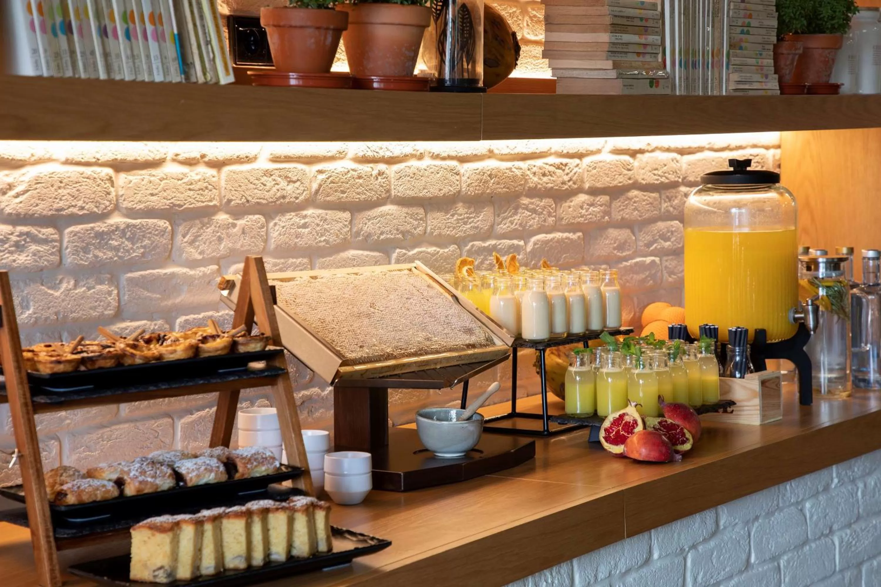 Restaurant/places to eat in Se Catedral Hotel Porto, Tapestry Collection By Hilton