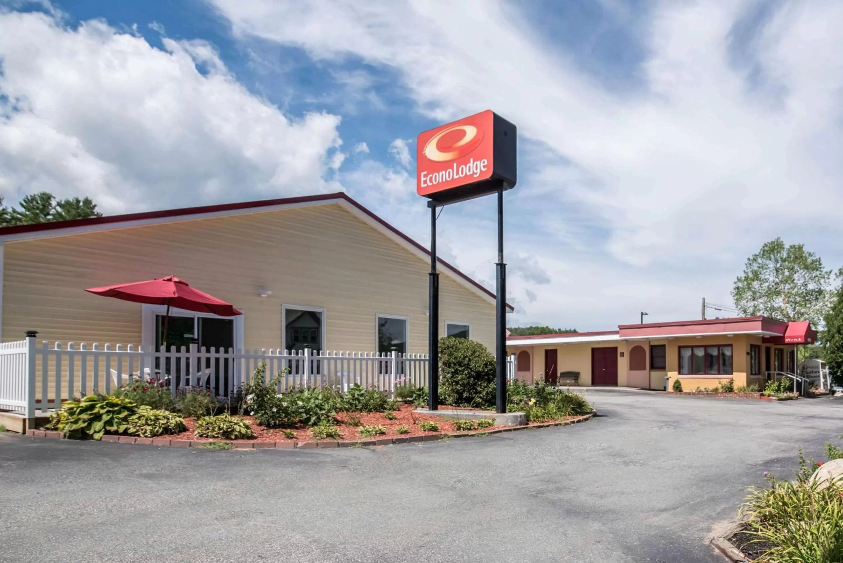Property building in Econo Lodge