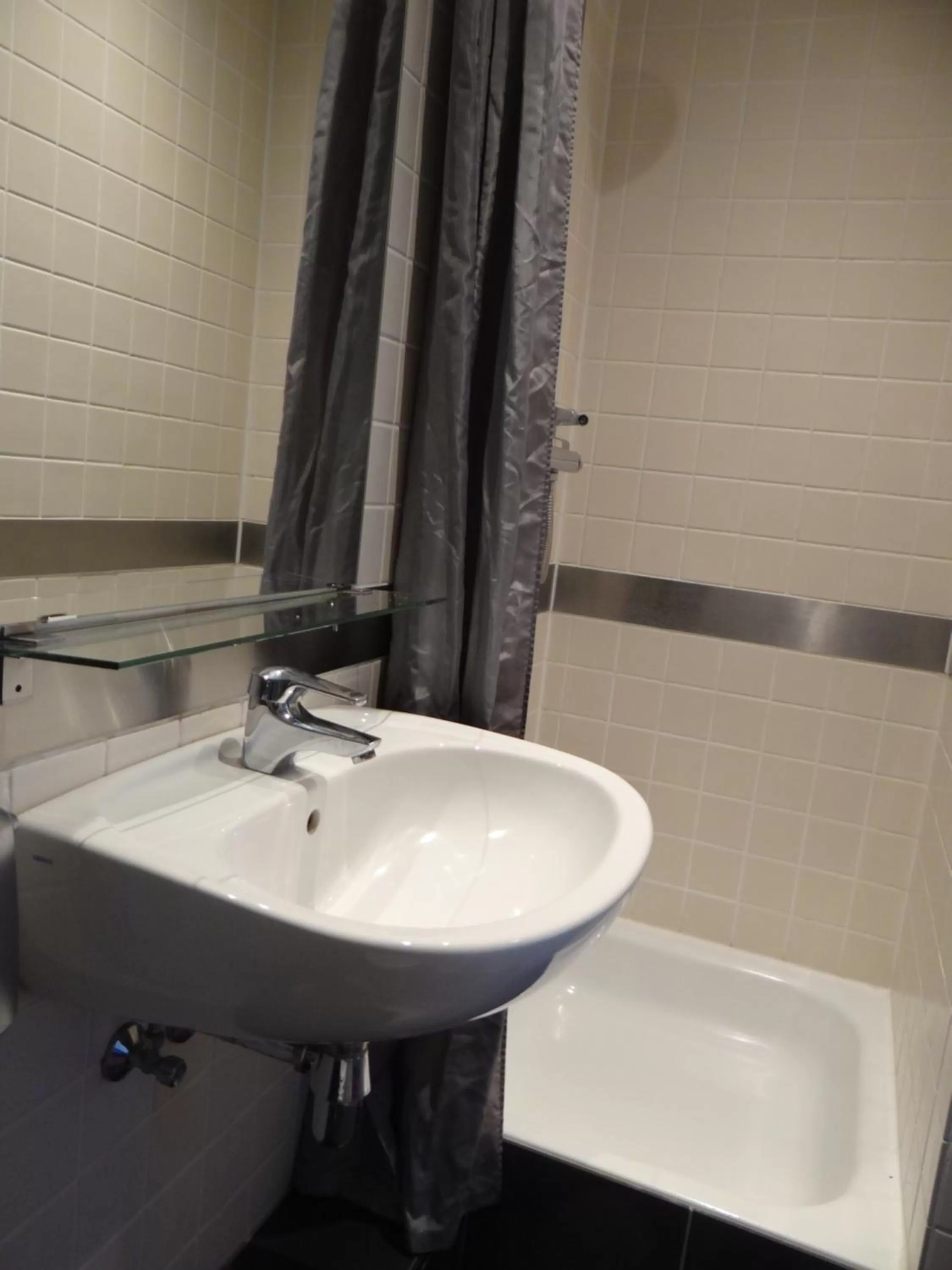 Bed, Bathroom in Tulip Inn Heerlen City Centre