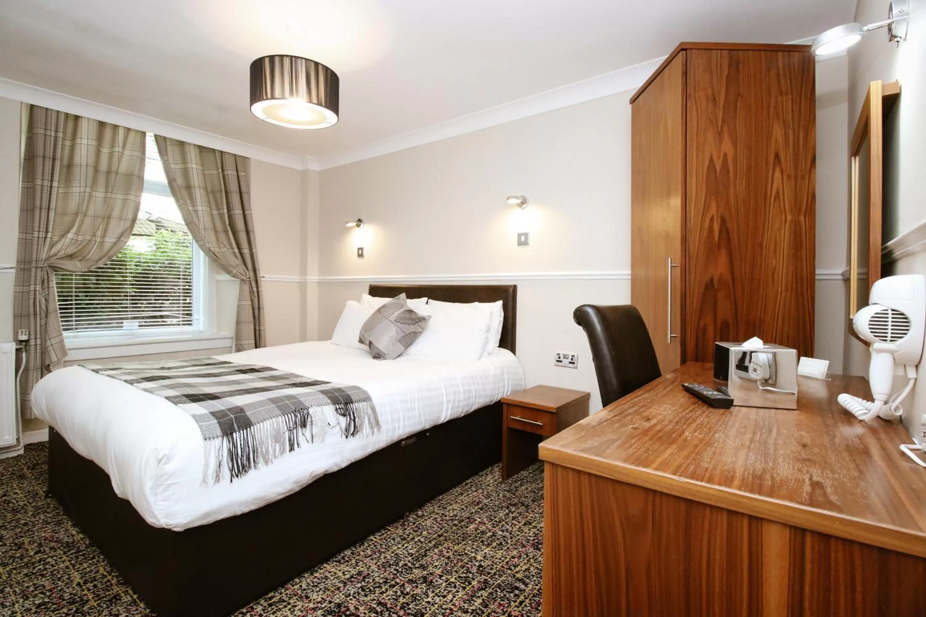 Bedroom, Bed in Kelvingrove Hotel - Sauchiehall St