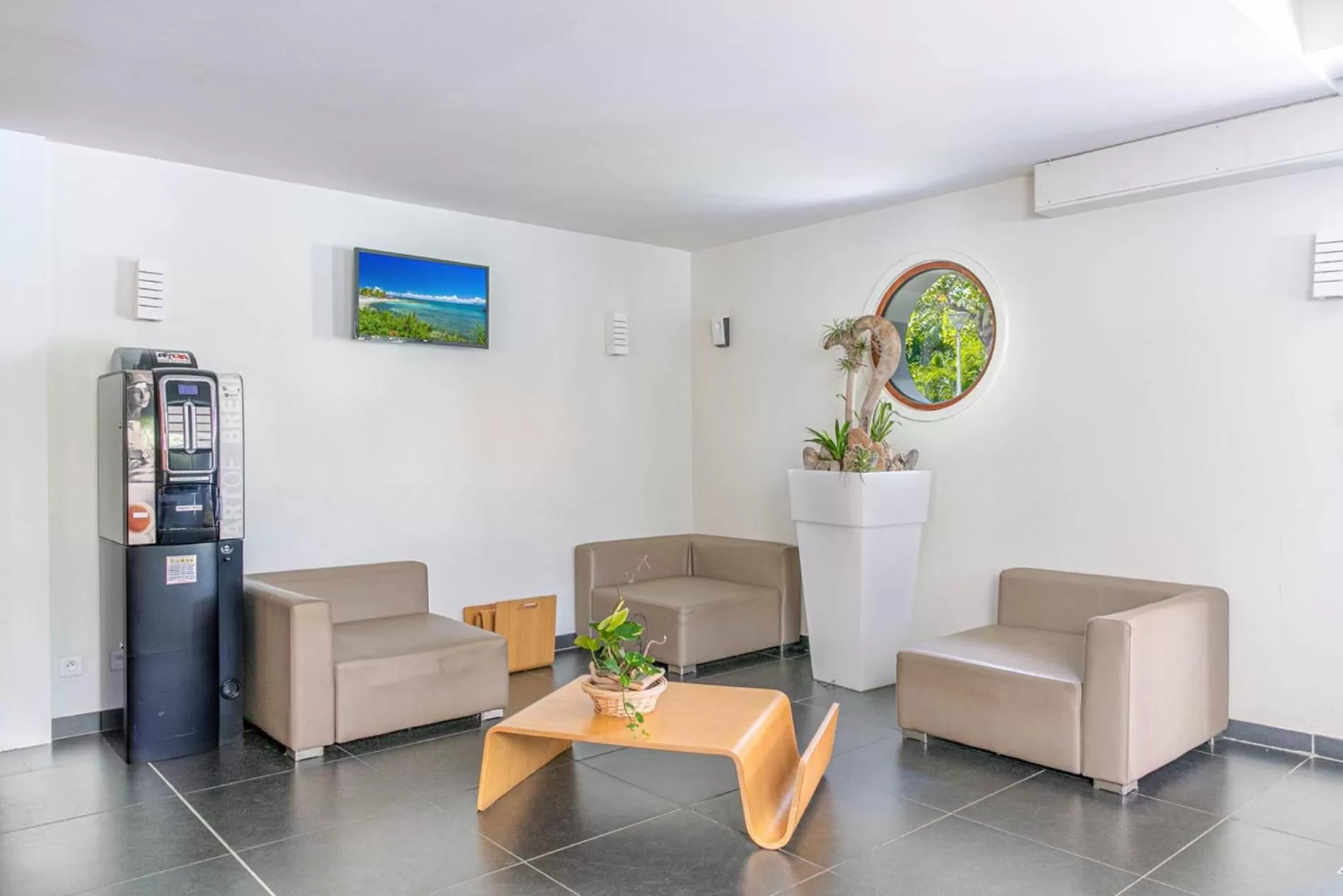 Lobby or reception in Zenitude Hôtel Résidences Le Salako