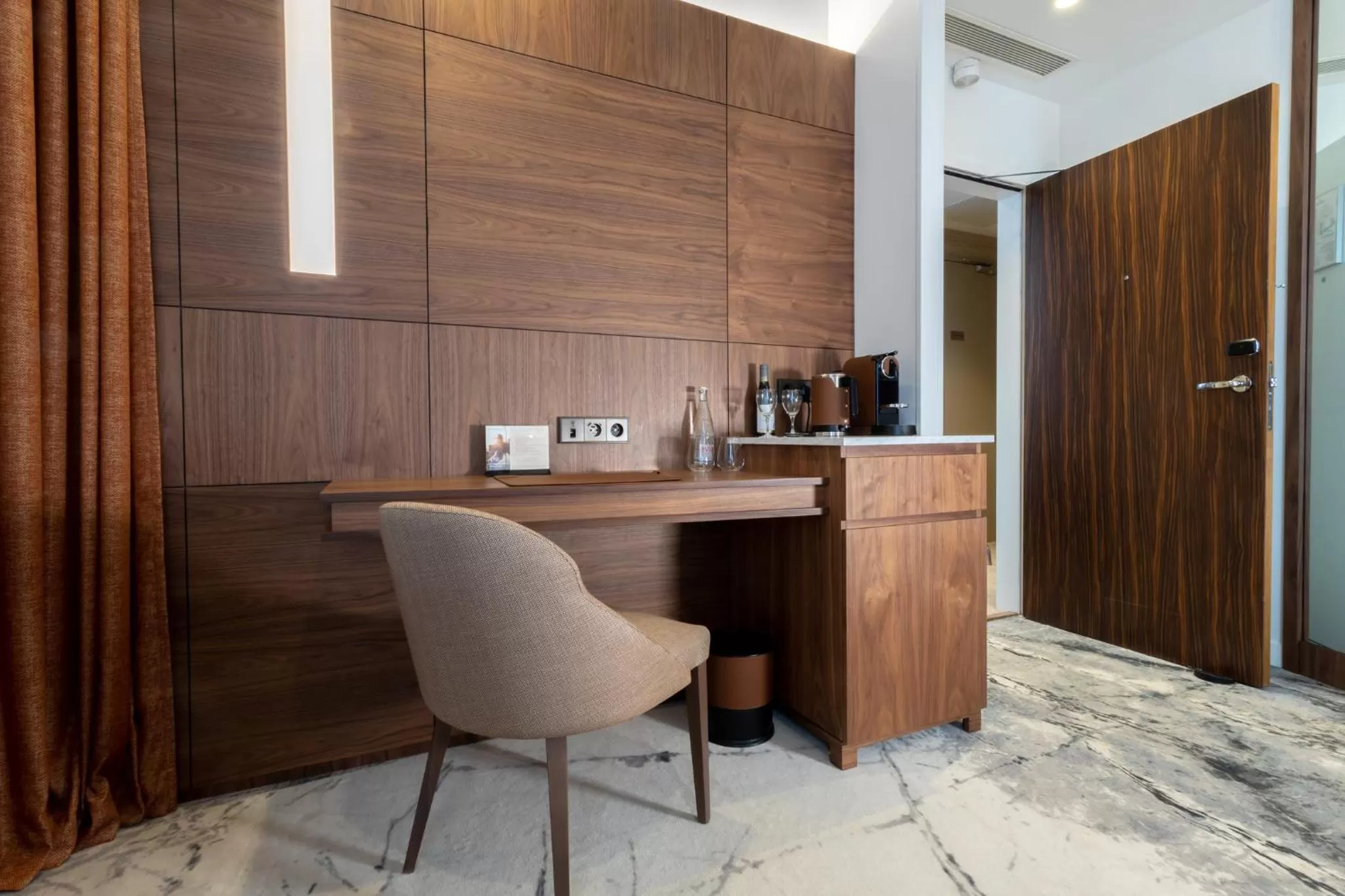 Photo of the whole room in InterContinental Paris Champs Elysées Etoile by IHG