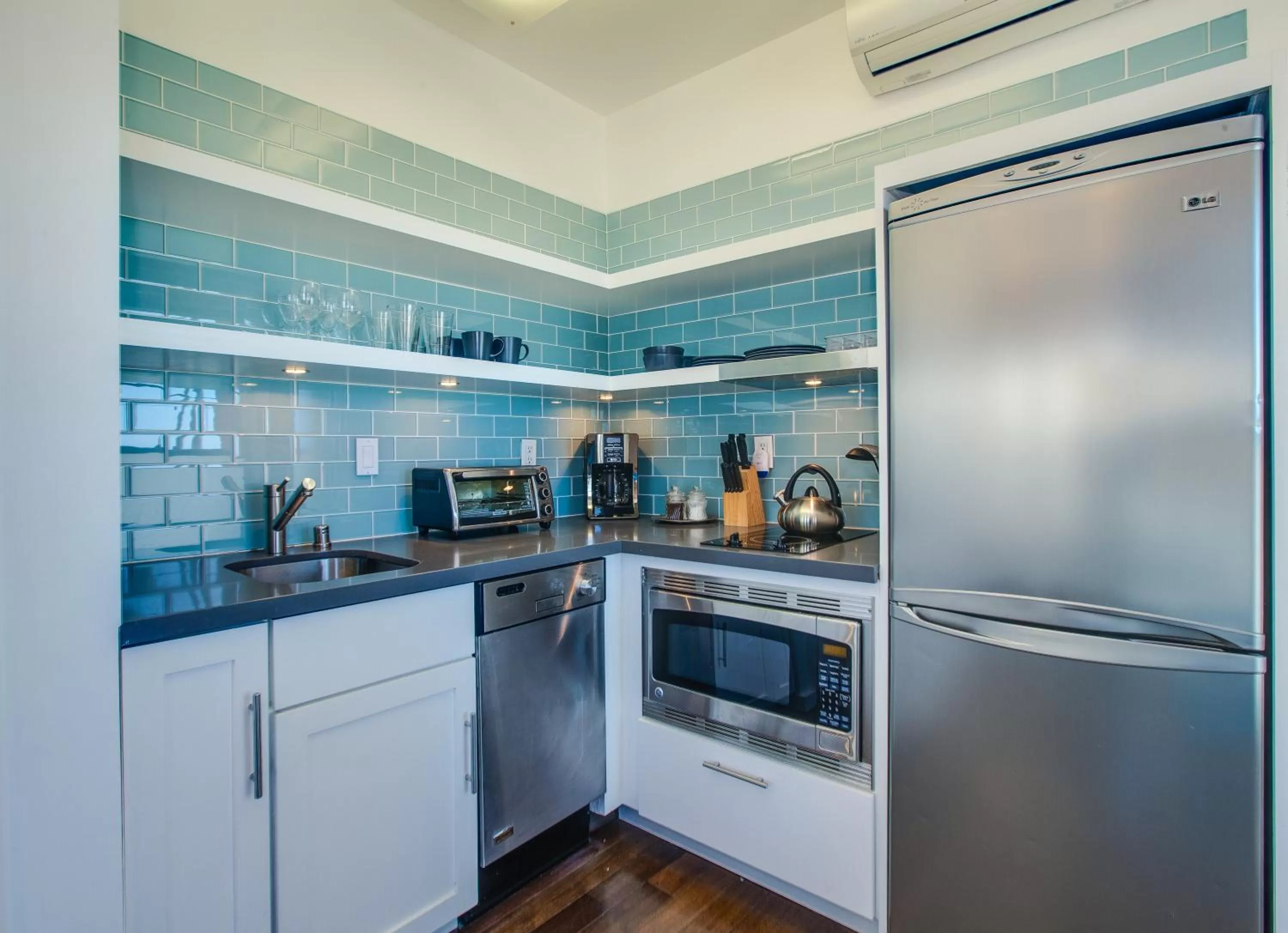 Coffee/tea facilities in Venice Breeze Suites