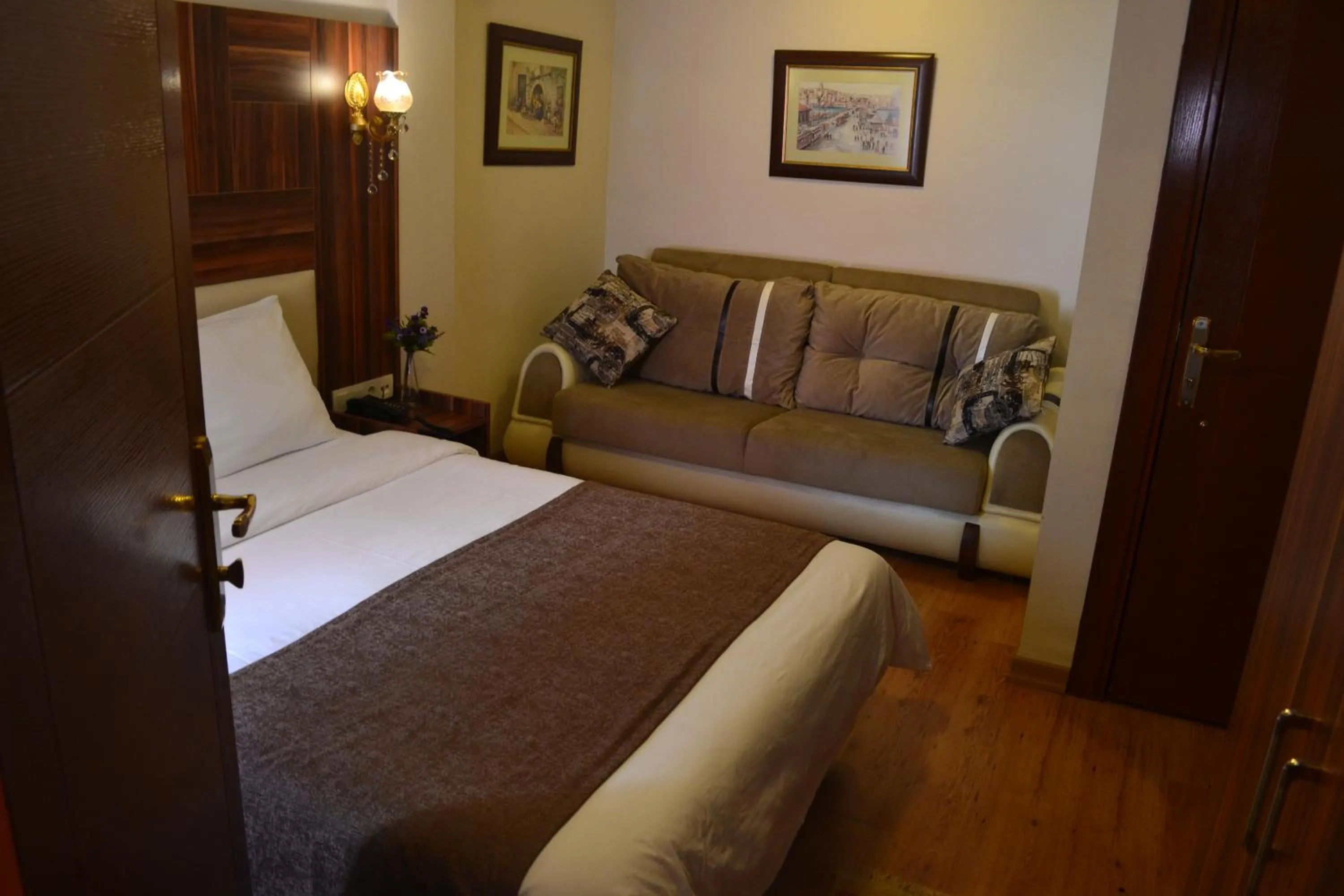 Living room, Bed in New Fatih Hotel