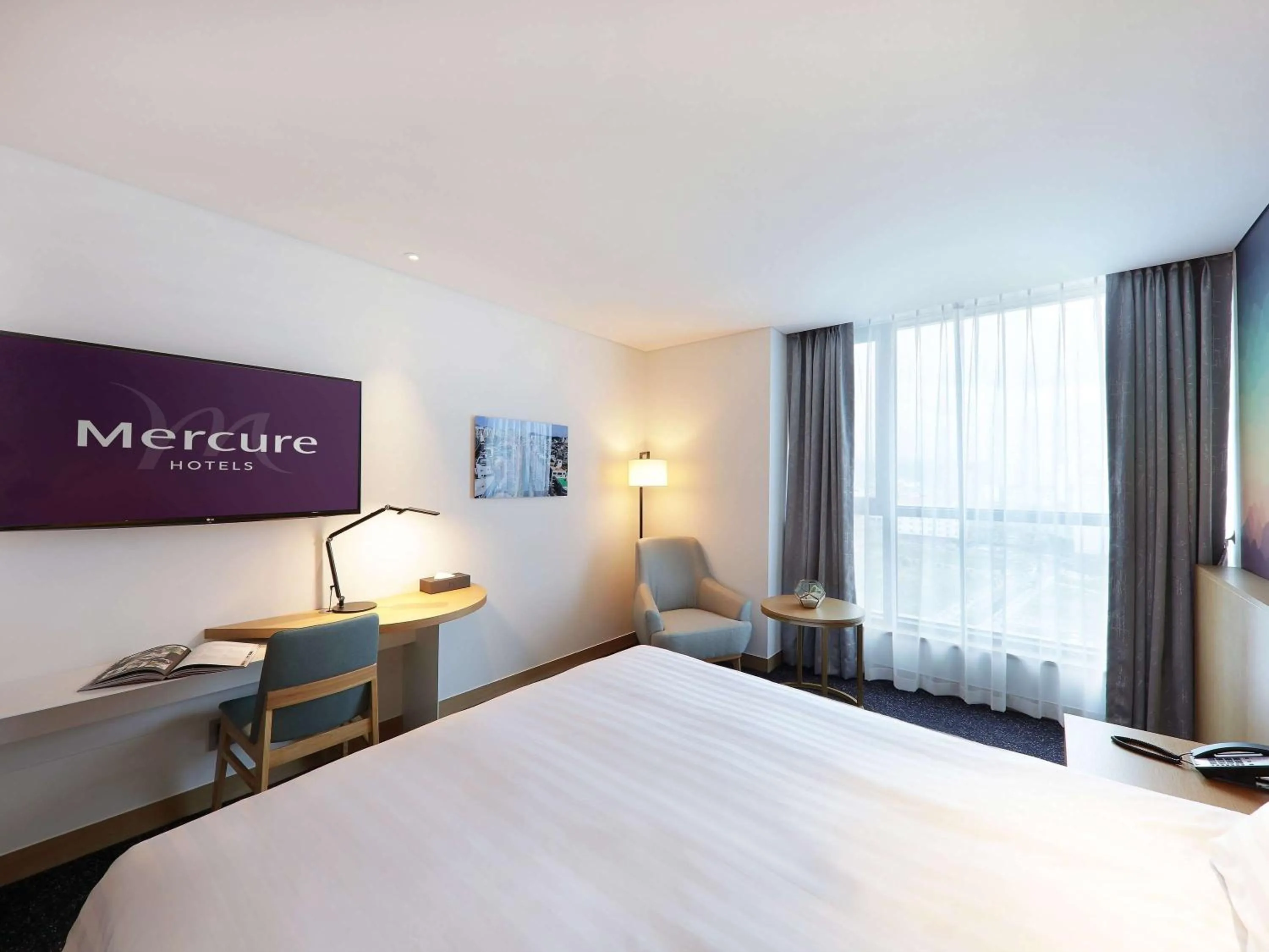 Superior King Room with Partial Ocean View in Mercure Ambassador Ulsan