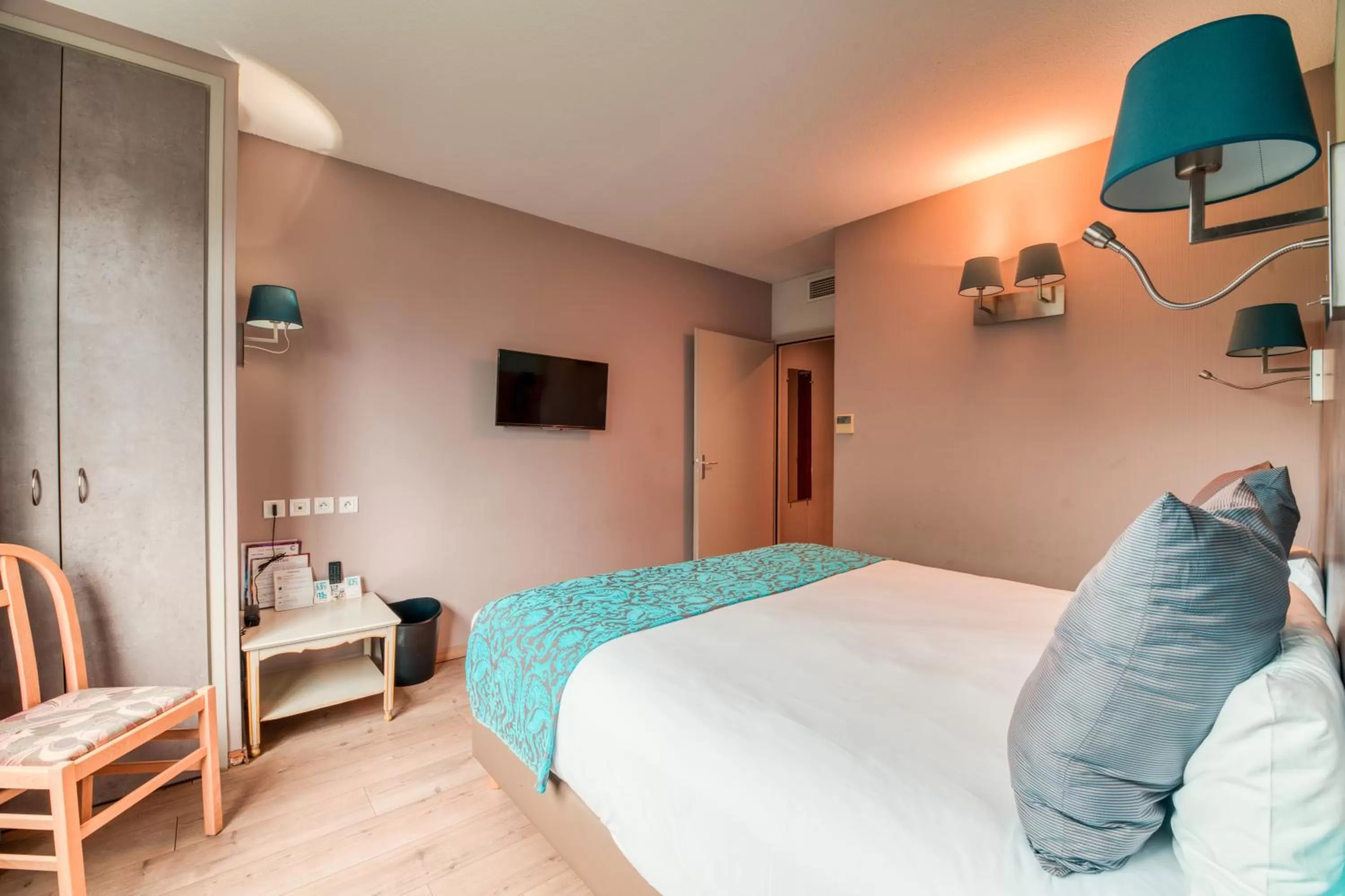 Bed in Logis NIMOTEL Hôtel Cosy