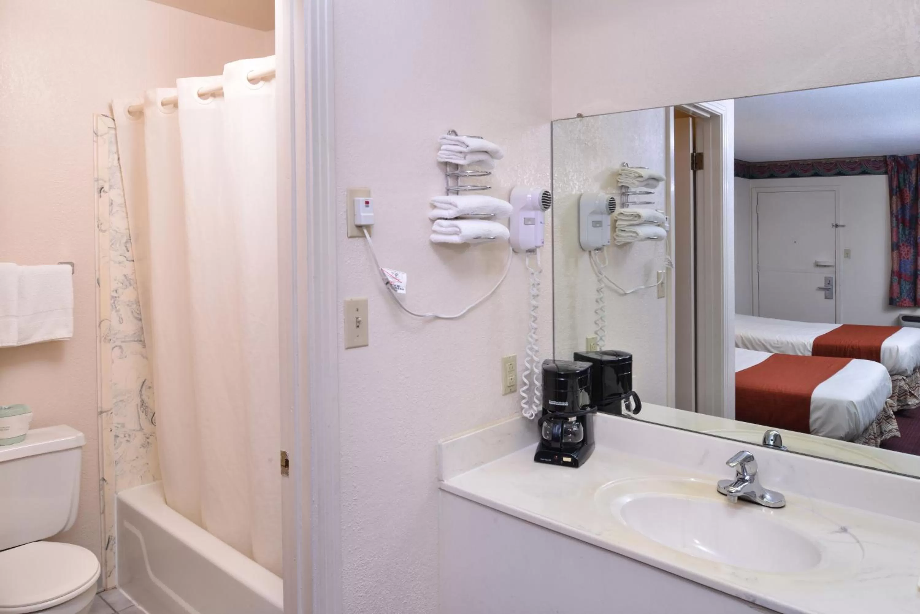 Bathroom, Bed in Americas Best Value Inn Wildersville
