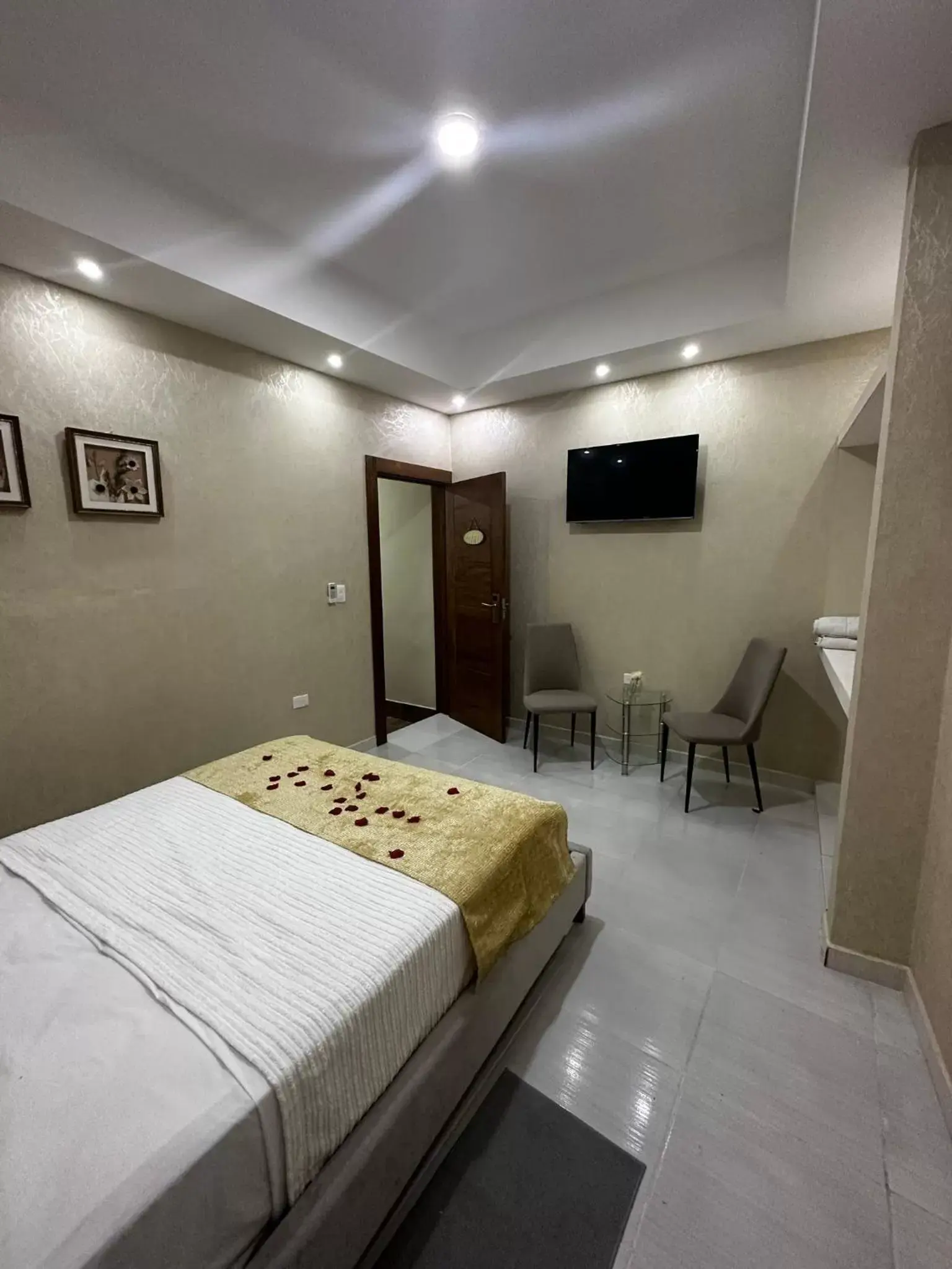 Budget Double Room in Hotel Monarca Budget Double Room in Hotel Monarca