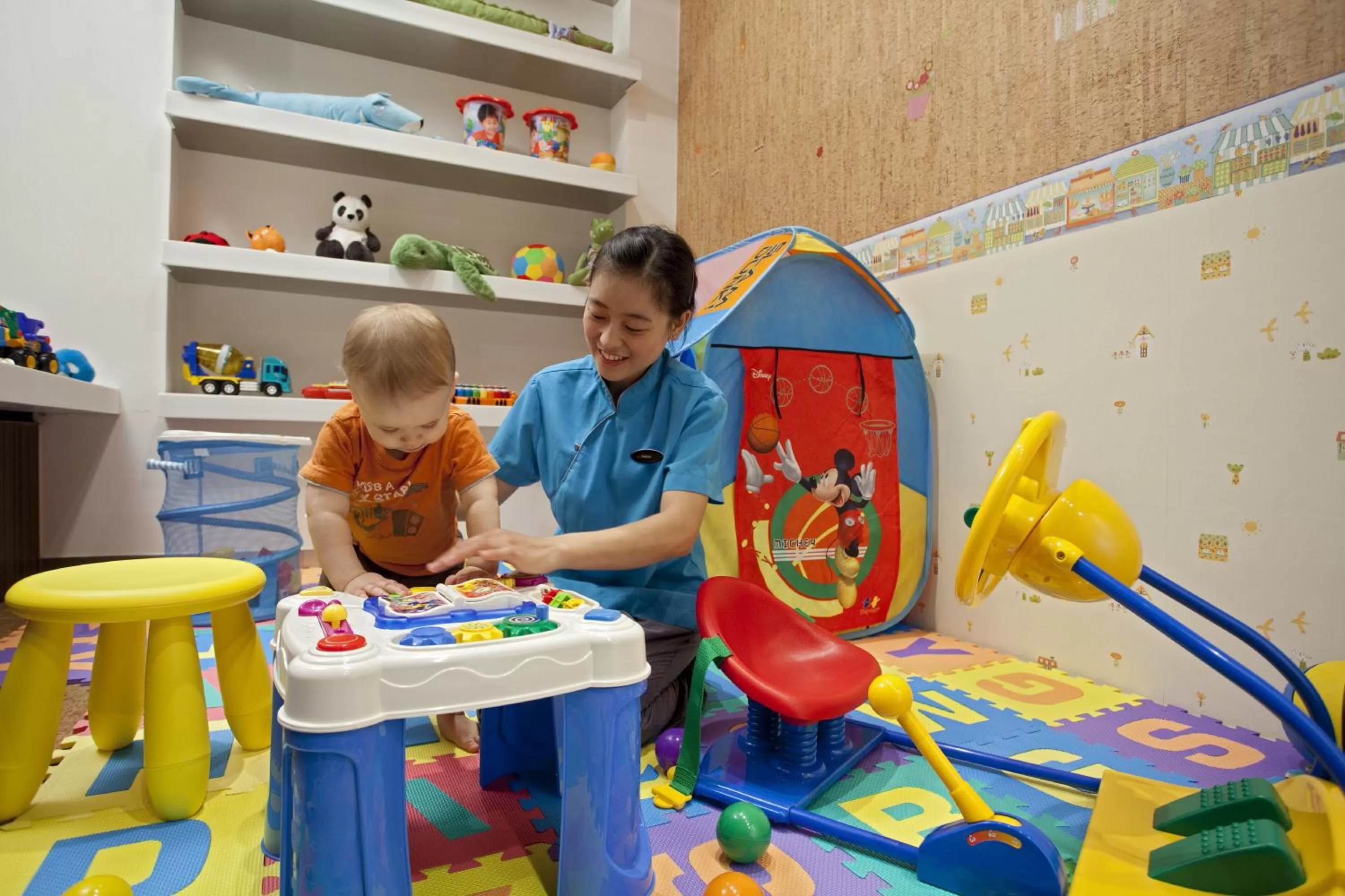 Kids's club in Modena by Fraser Putuo Shanghai