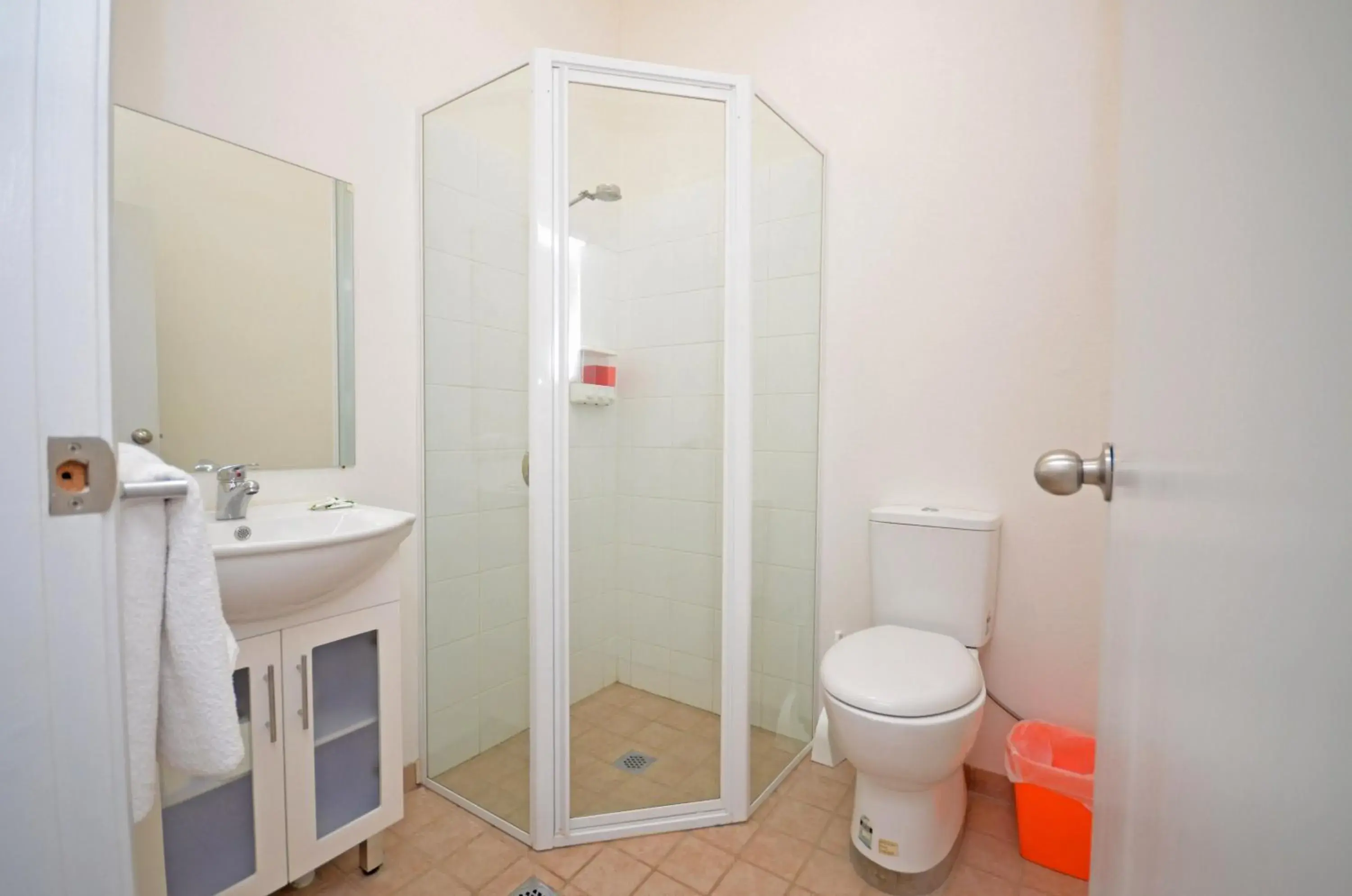 King Room with En Suite in The Hallows Accommodation King Room with En Suite in The Hallows Accommodation