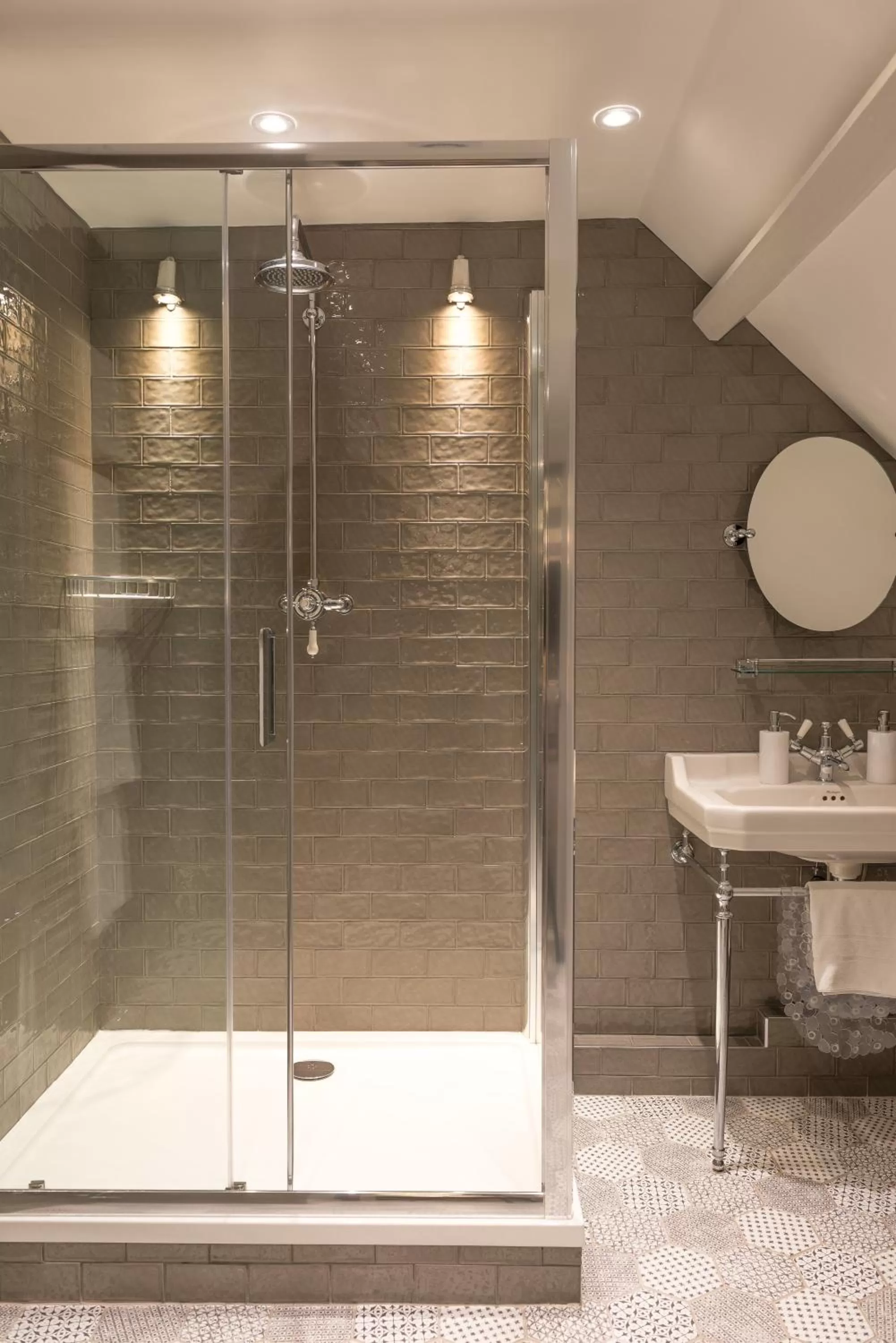 Shower in Best Western Red Lion Hotel