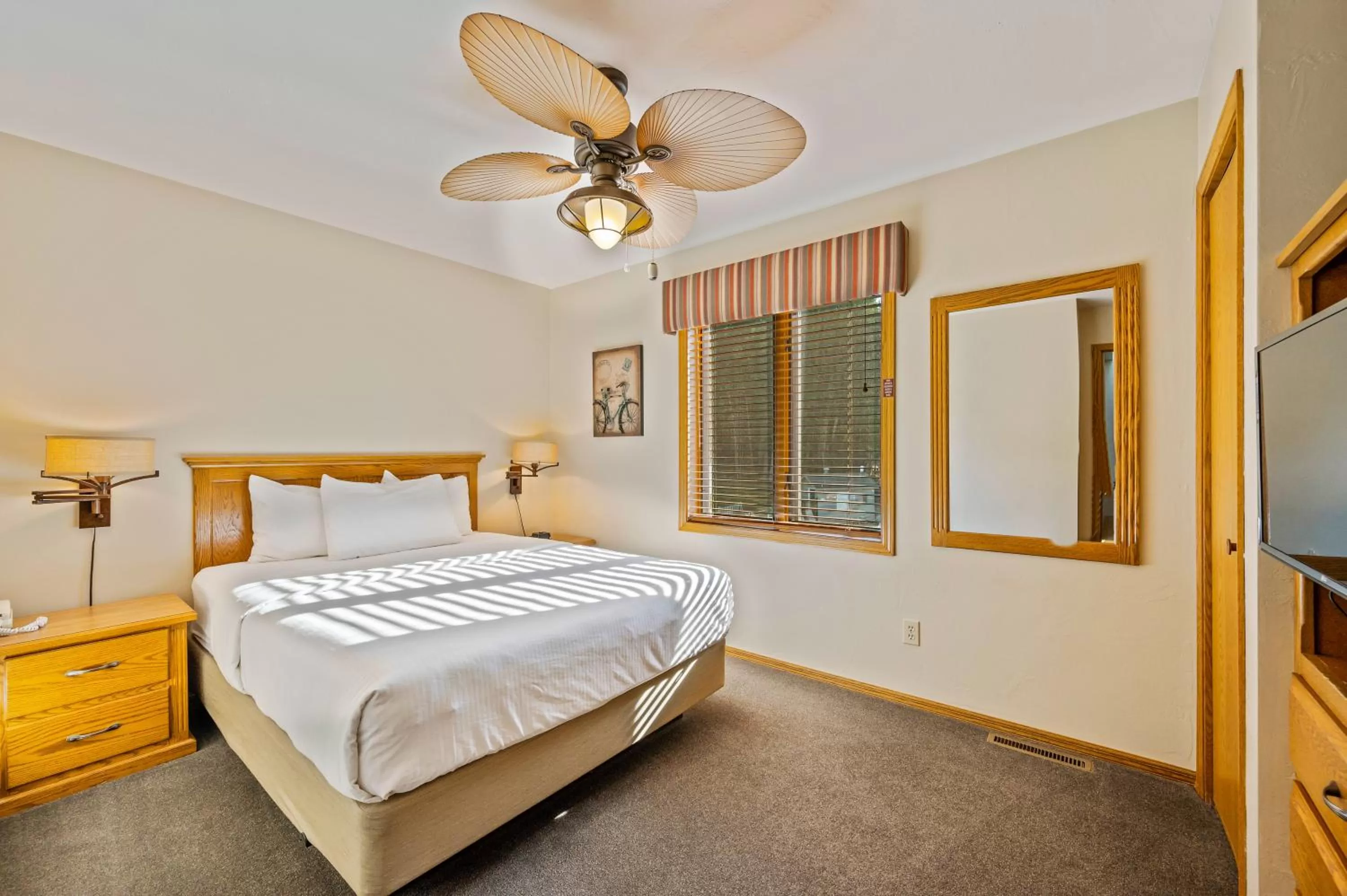 Bedroom, Bed in Evergreen Hill Condominiums