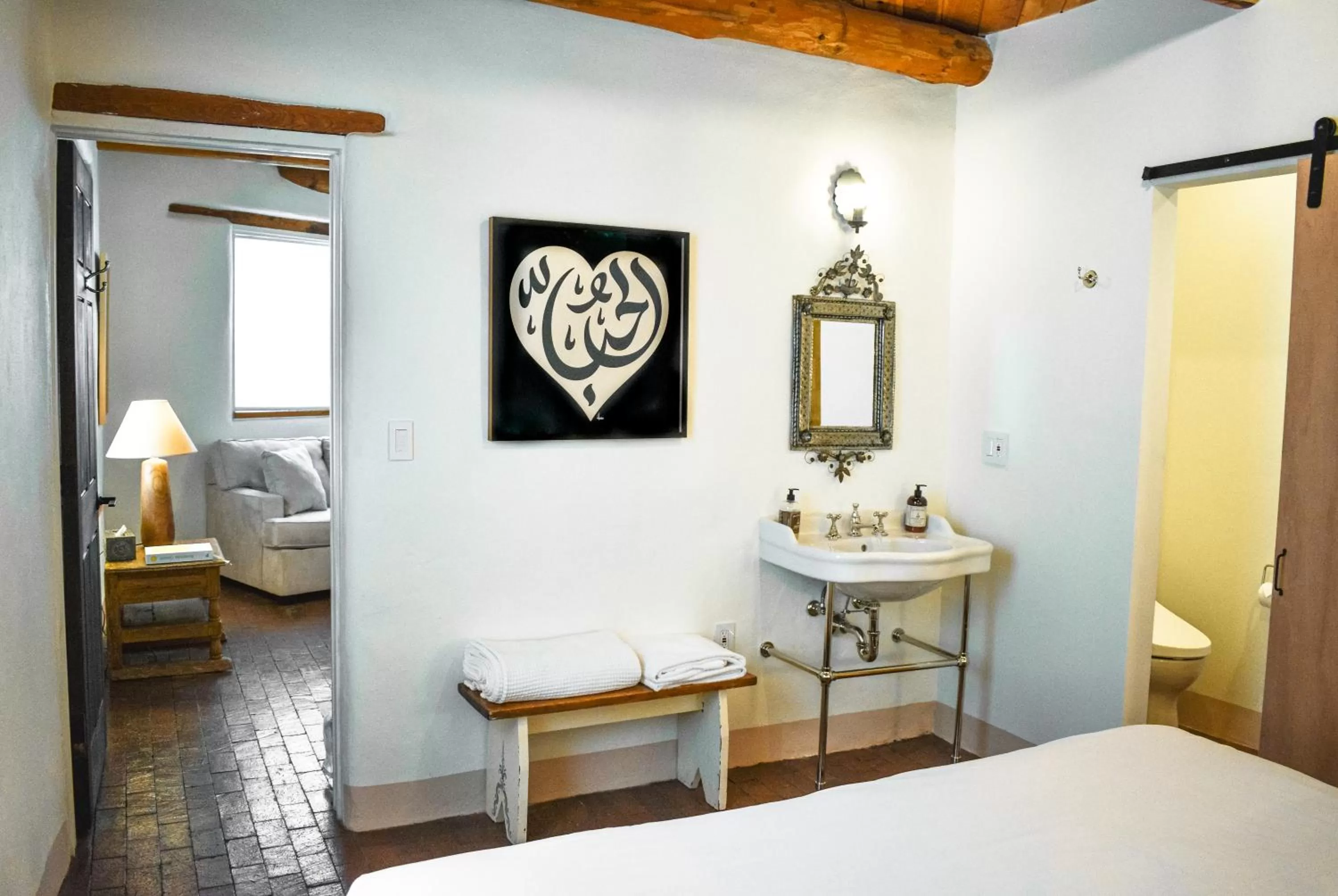 Photo of the whole room, Bed in The Parador