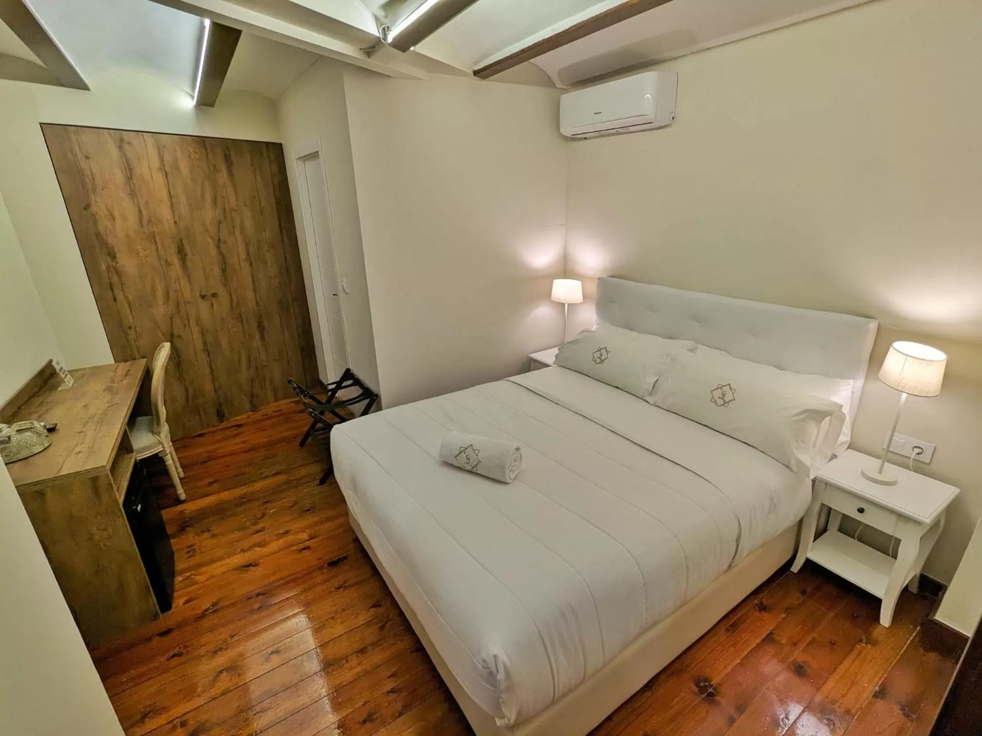 Decorative detail, Bed in Catalina Suites