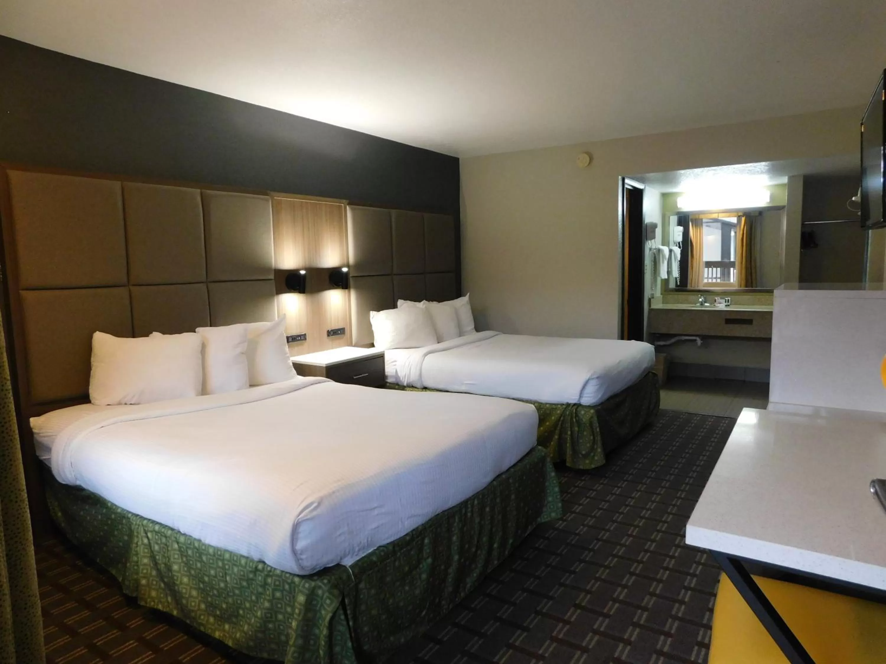 Bed in Days Inn & Suites by Wyndham Downtown Gatlinburg Parkway