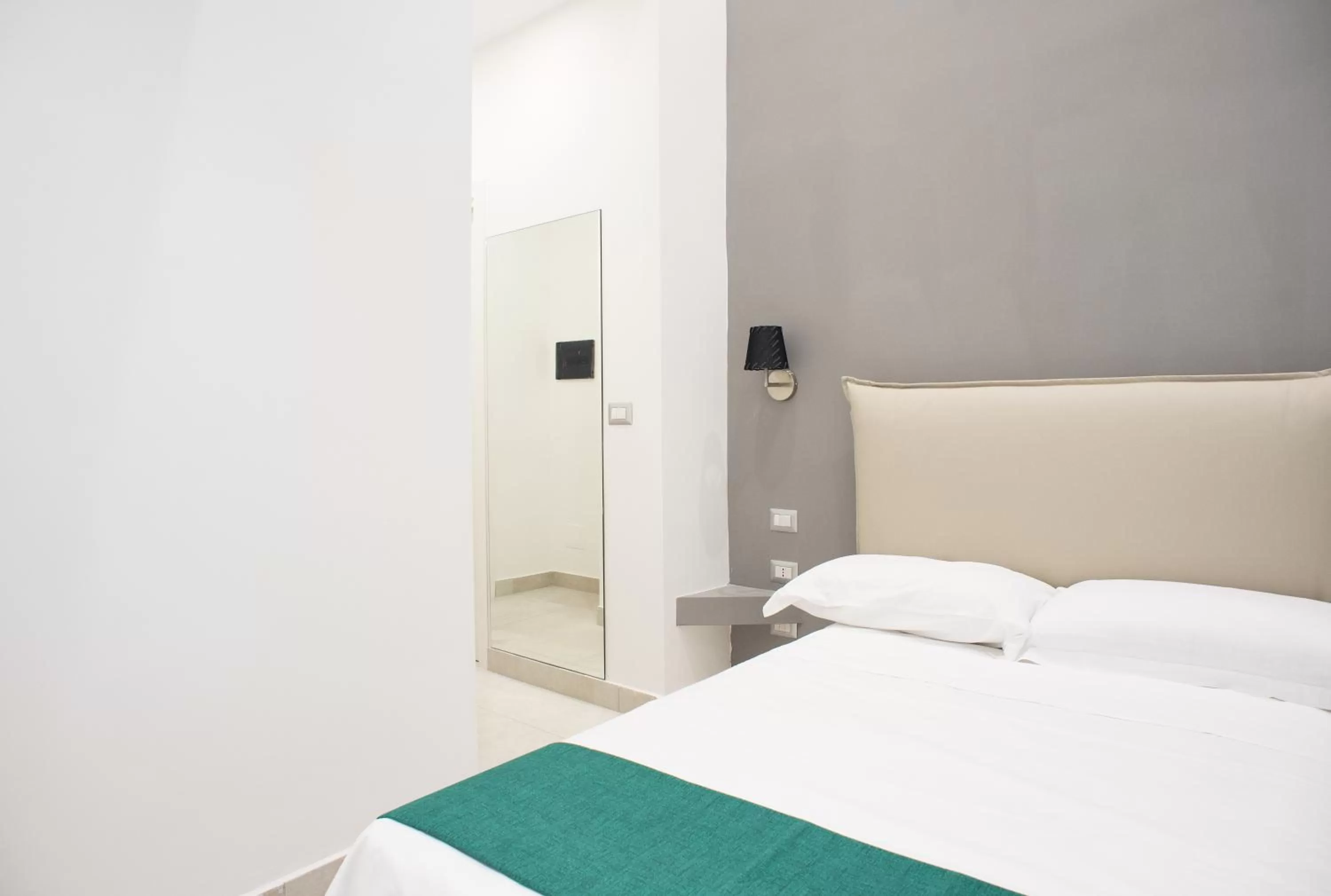 Photo of the whole room, Bed in Toledo in