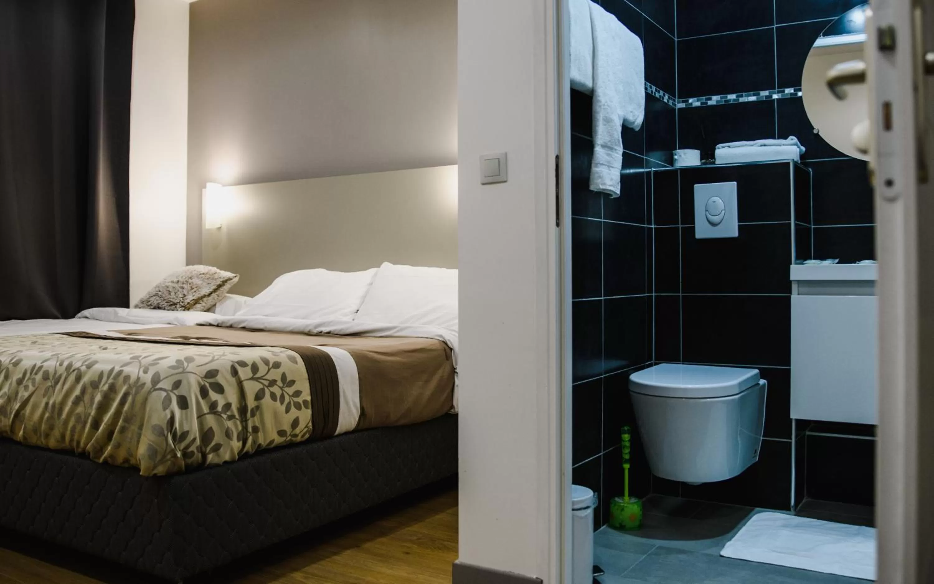 Bed in Hôtel des Arcades