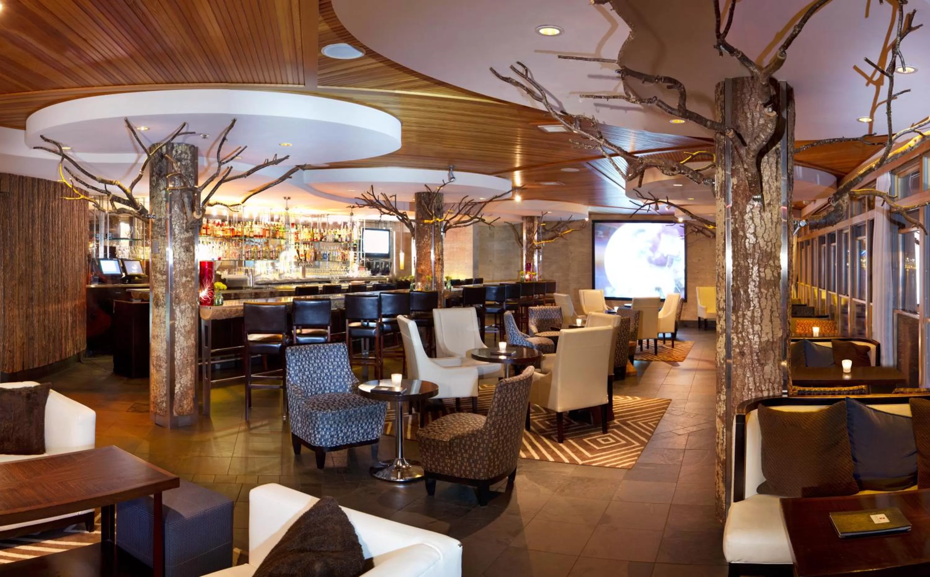 Lounge or bar in The Edgewater, a Noble House Hotel
