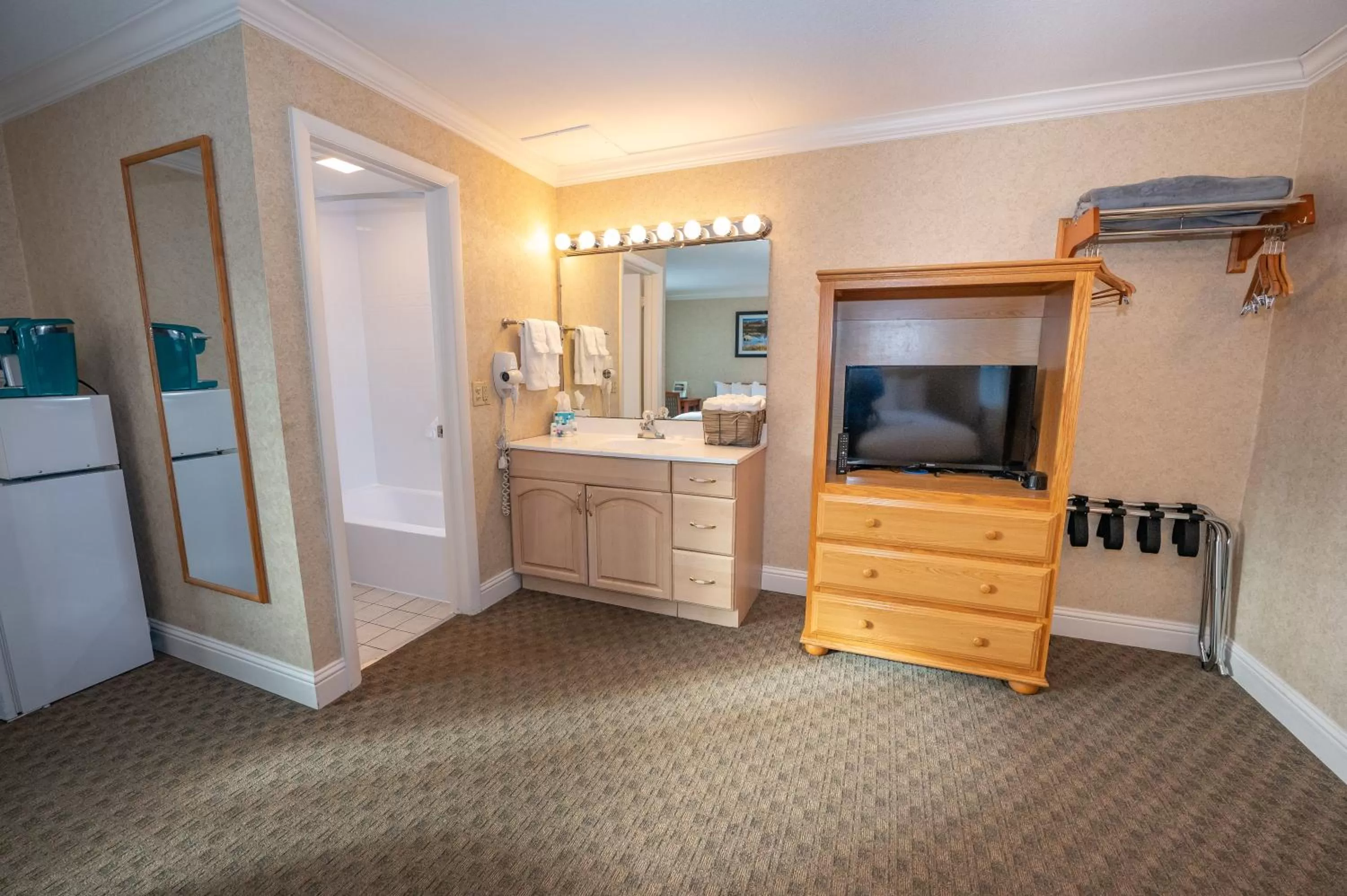 Communal lounge/ TV room in Blue Door Inn