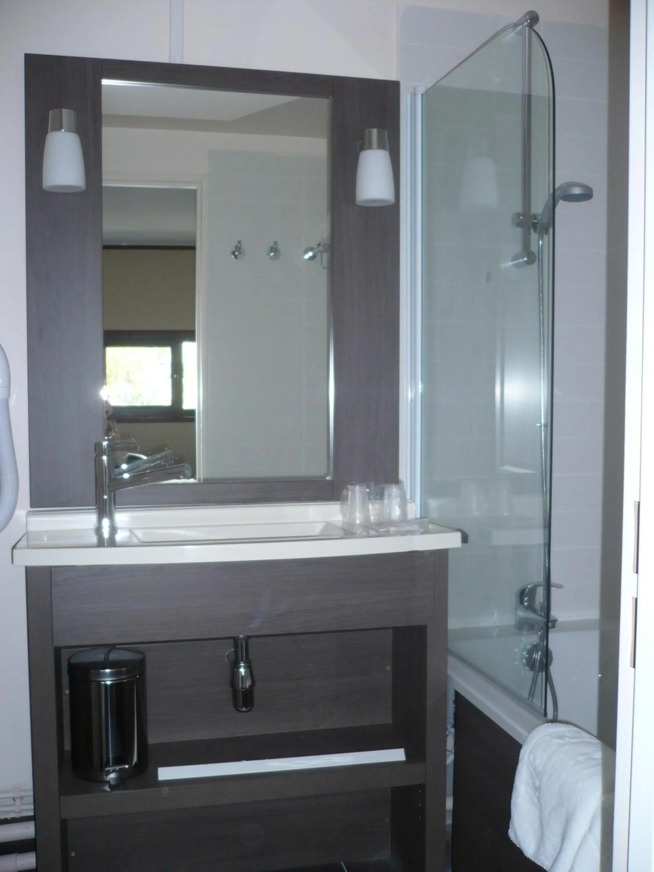 Bathroom in Hotel De France