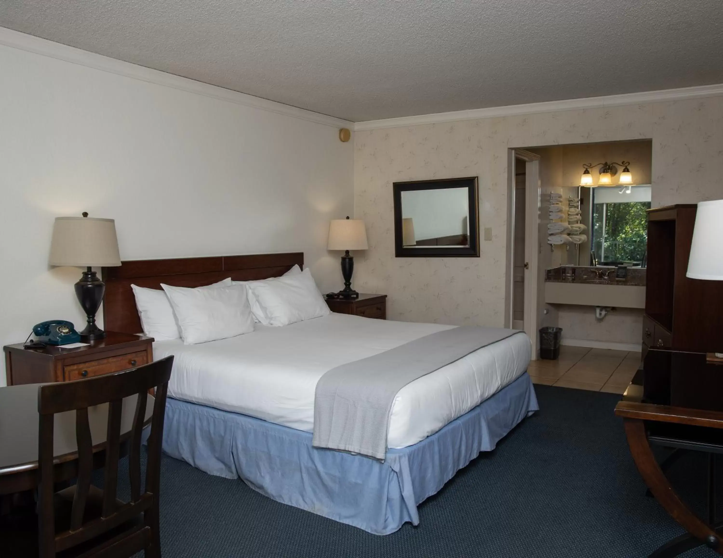 King Room in The Occidental Lodge King Room in The Occidental Lodge