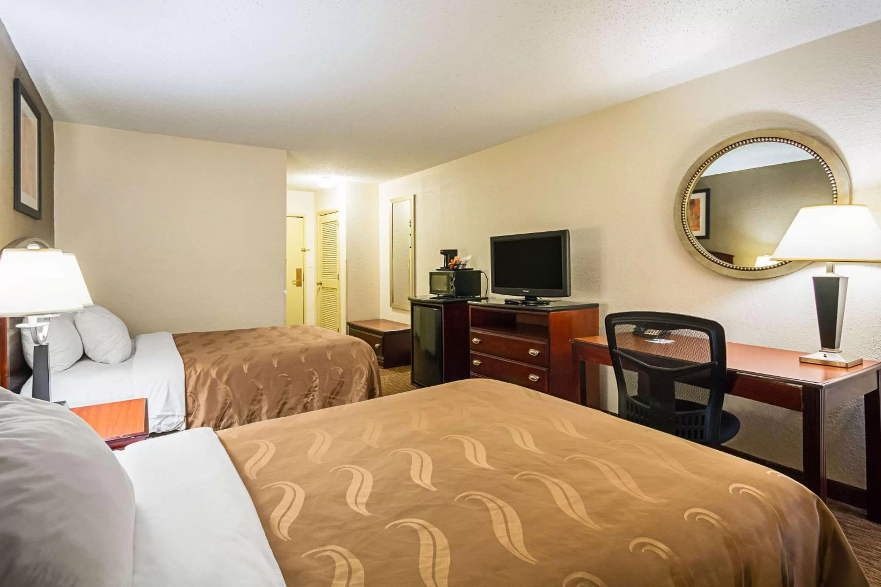 Photo of the whole room, Bed in Quality Inn Fairmont